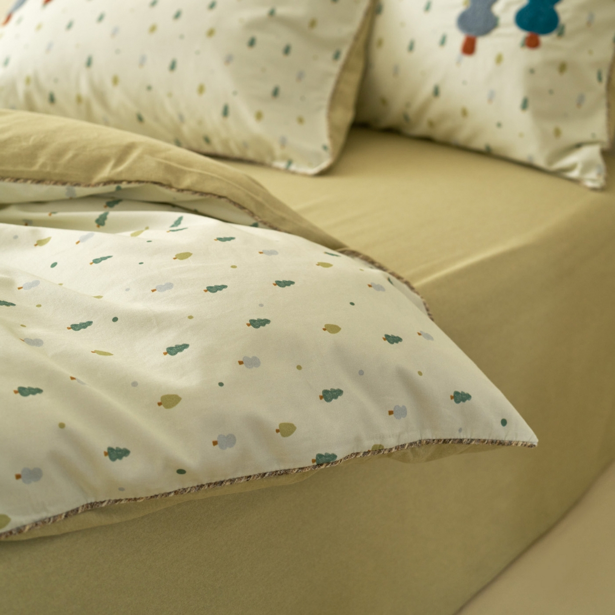 91家纺网 家纺一手货源 找家纺 久典家居 2025新款全棉加厚磨毛数码印花毛巾绣四件套（买家秀找客服） 森林绿