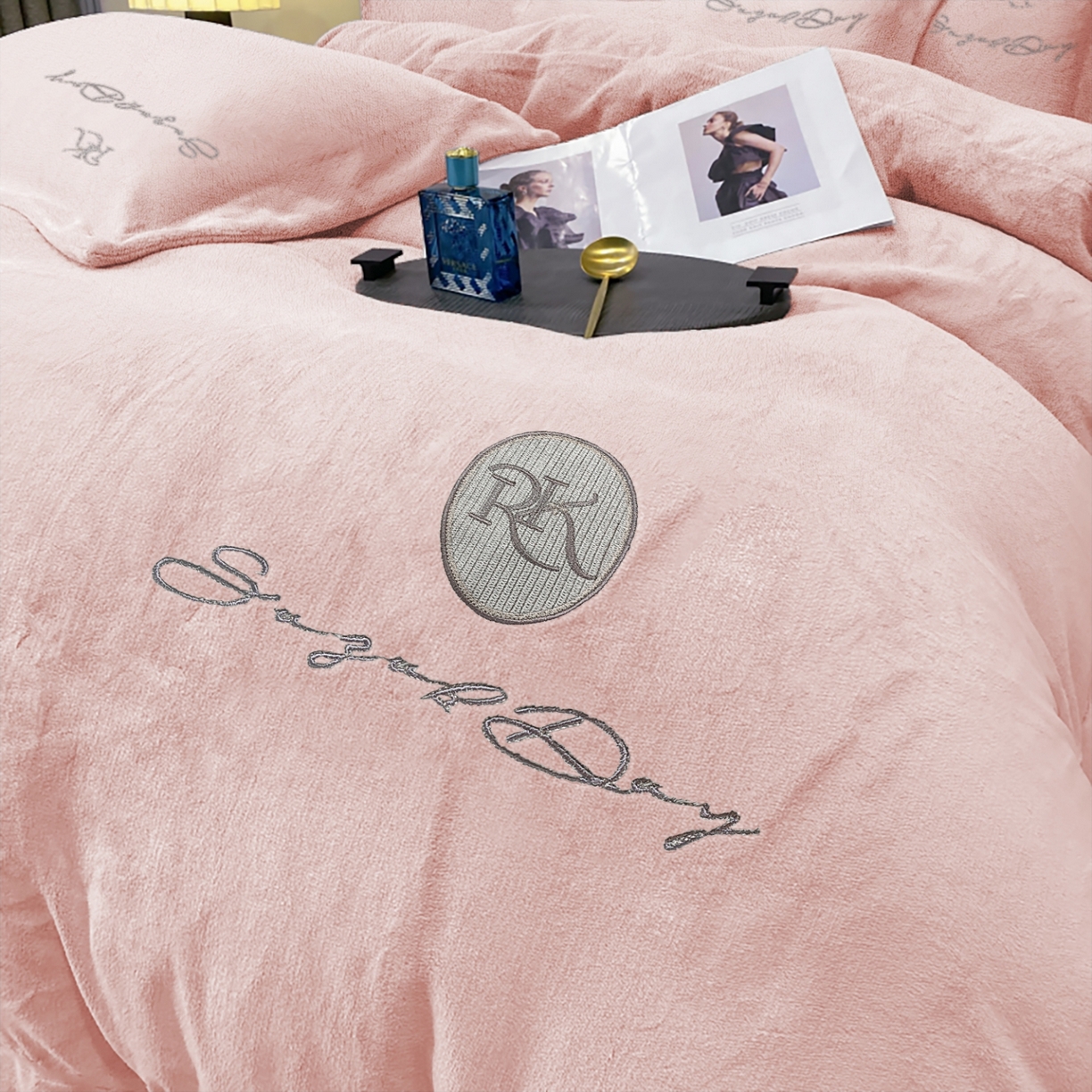 91家纺网 家纺一手货源 找家纺 （总）玖玖爱家纺 2025新款高克重婴儿绒刺绣四件套-绮梦