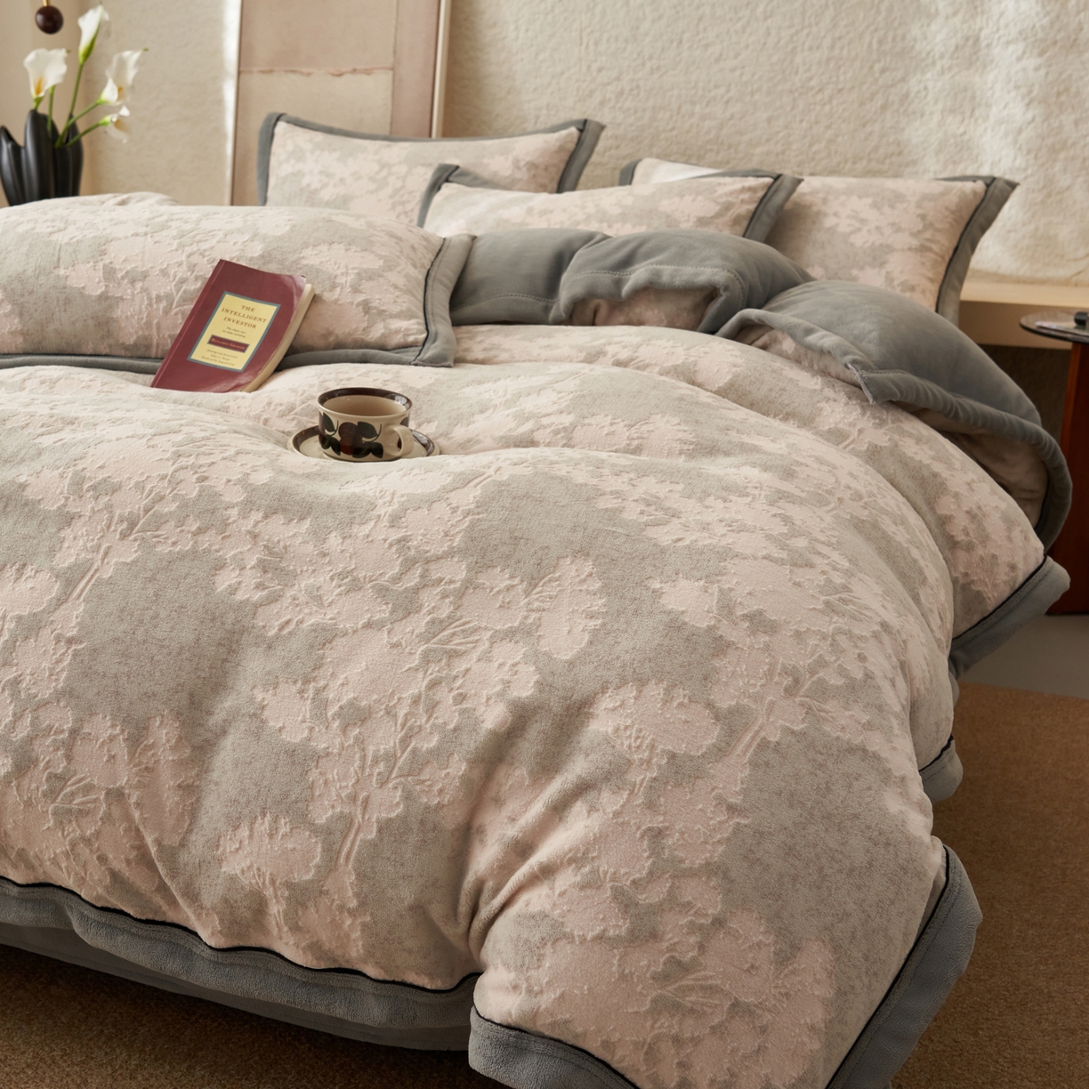 91家纺网 家纺一手货源 找家纺 寐绸家纺 2025新款牛奶绒染色雕花单被套 雕花被套-丛林意境