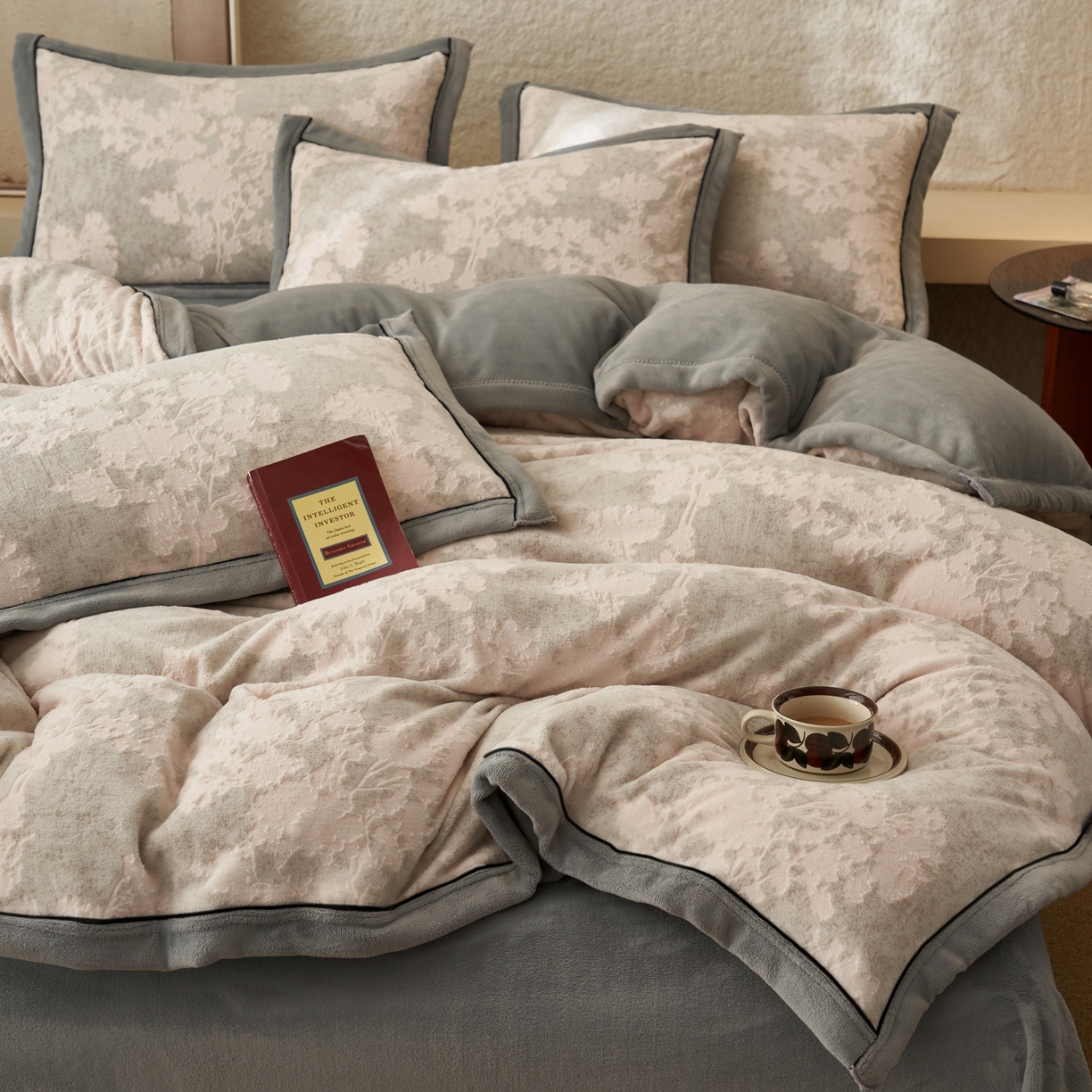 91家纺网 家纺一手货源 找家纺 寐绸家纺 2025新款牛奶绒染色雕花单被套 雕花被套-丛林意境