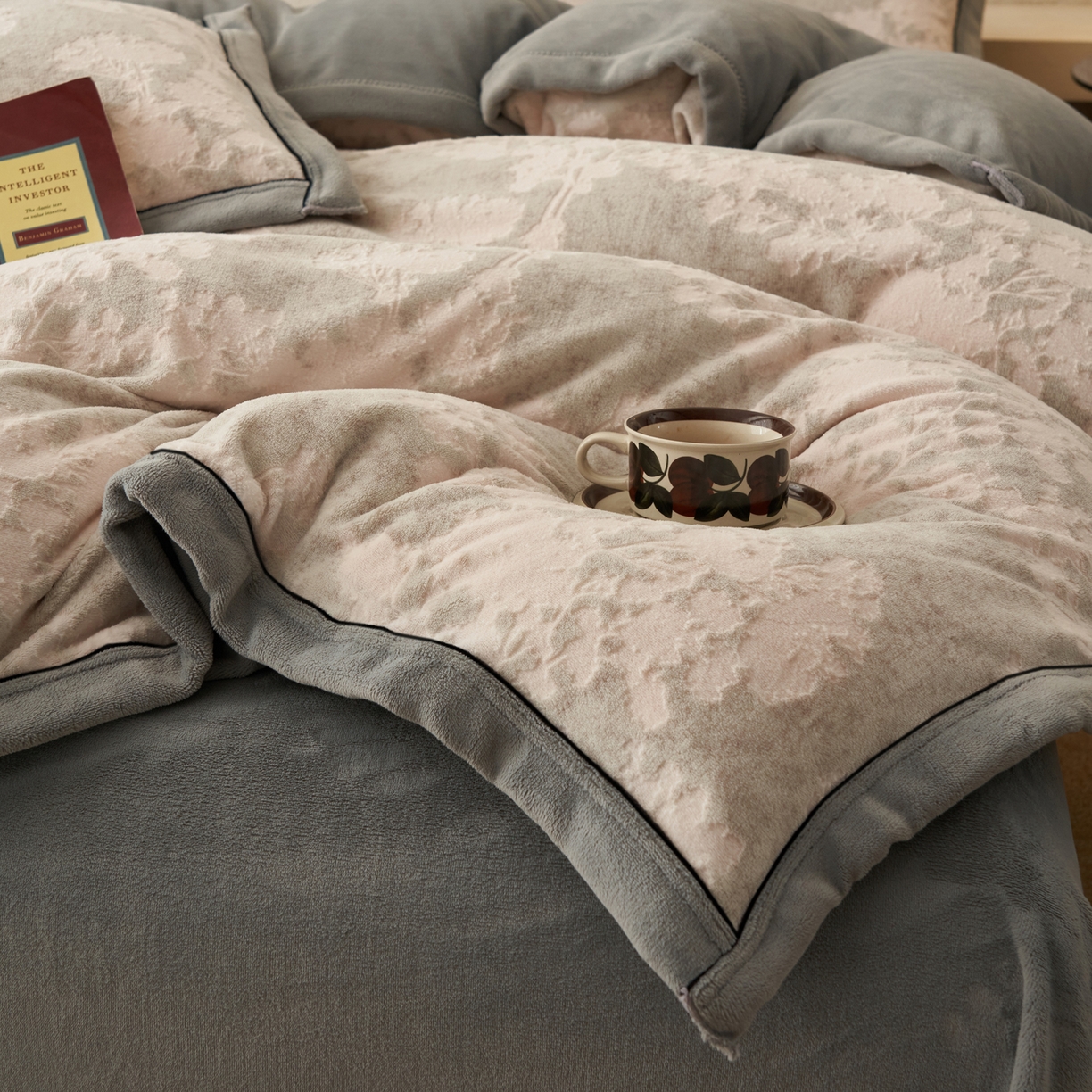 91家纺网 家纺一手货源 找家纺 寐绸家纺 2025新款牛奶绒染色雕花单被套 雕花被套-丛林意境