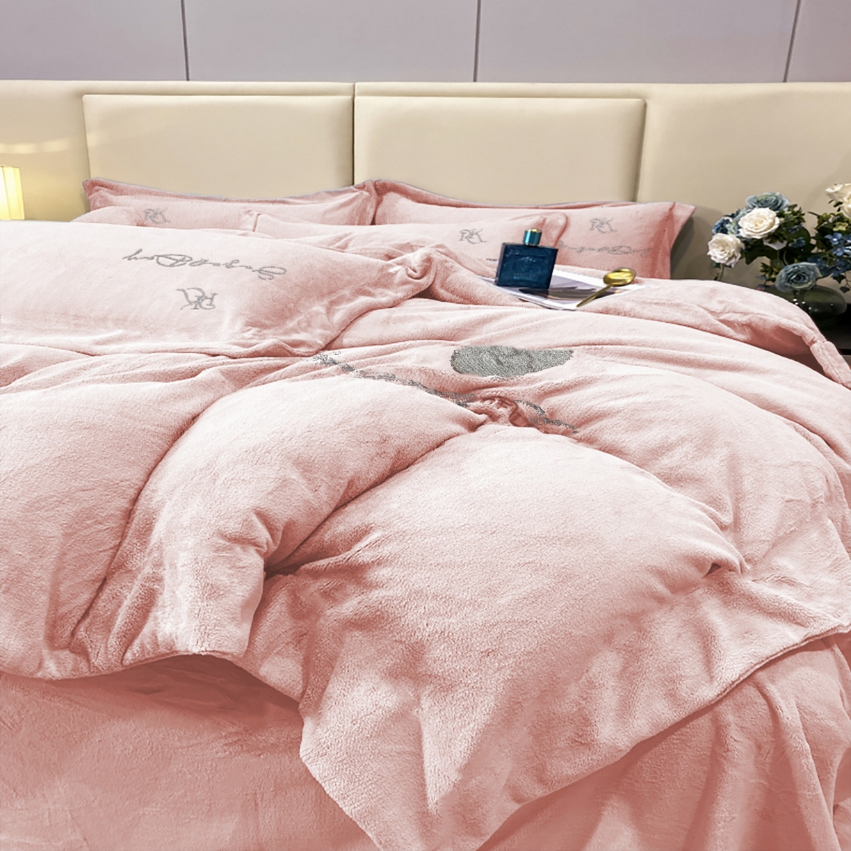 91家纺网 家纺一手货源 找家纺 玖玖爱家纺 2025新款高克重婴儿绒刺绣四件套-绮梦 绮梦-粉桔