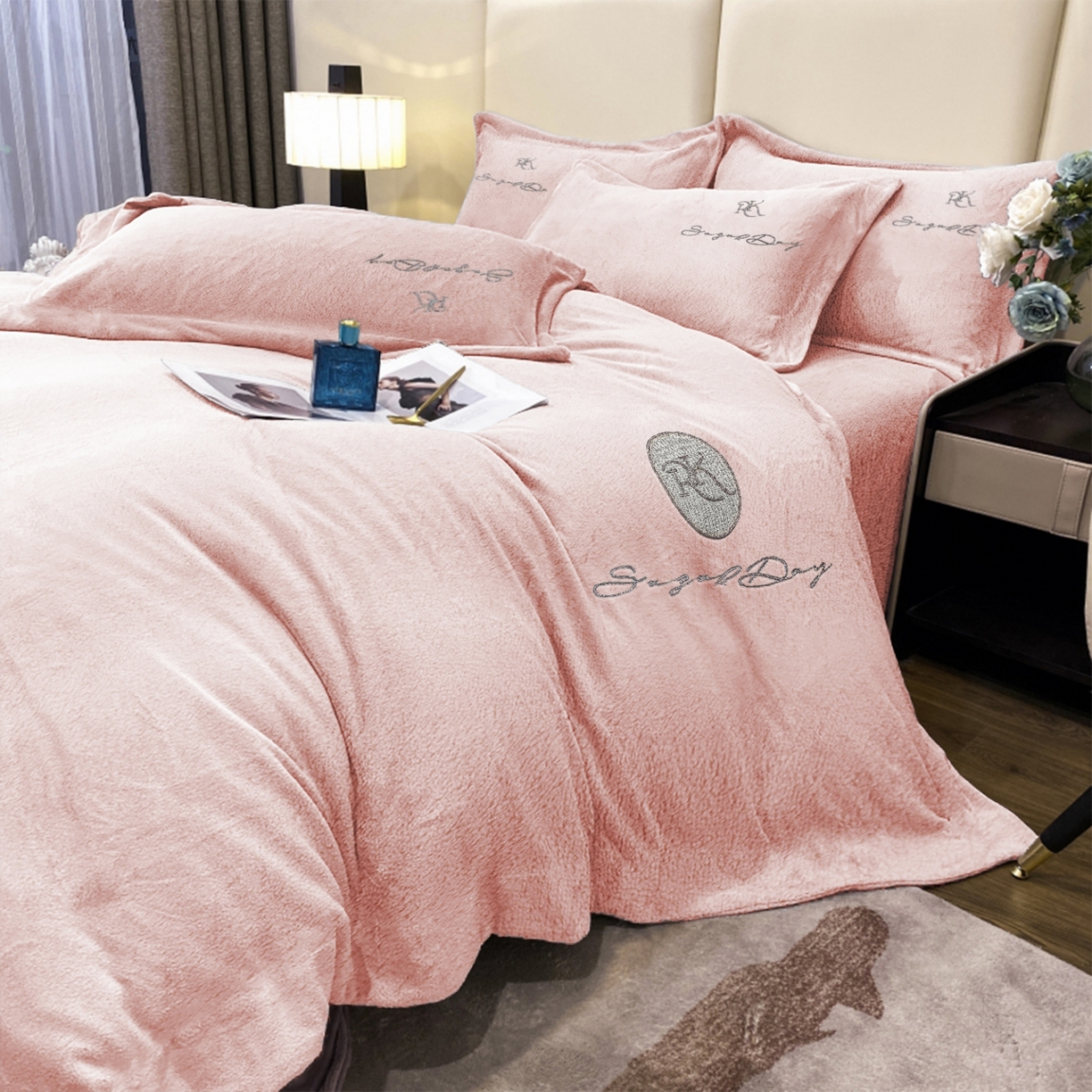 91家纺网 家纺一手货源 找家纺 玖玖爱家纺 2025新款高克重婴儿绒刺绣四件套-绮梦 绮梦-粉桔