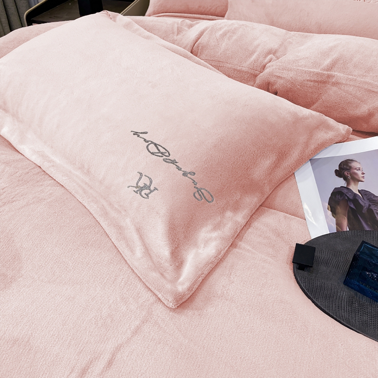 91家纺网 家纺一手货源 找家纺 玖玖爱家纺 2025新款高克重婴儿绒刺绣四件套-绮梦 绮梦-粉桔