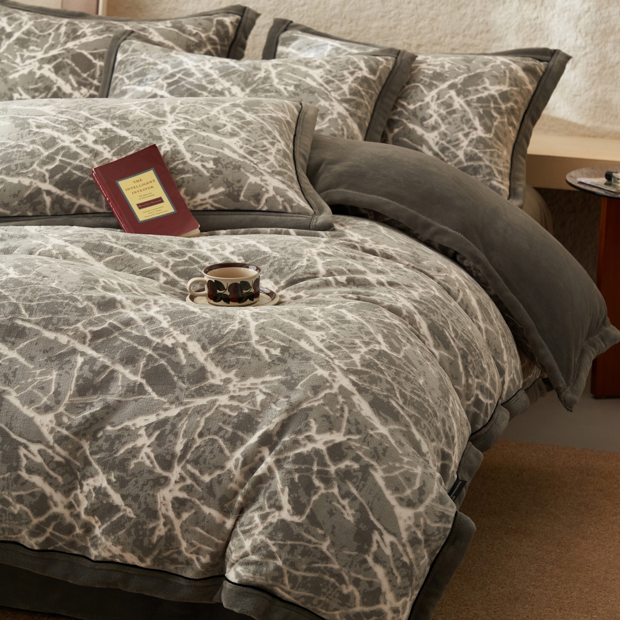 91家纺网 家纺一手货源 找家纺 寐绸家纺 2025新款牛奶绒染色雕花单被套 雕花被套-大理石纹