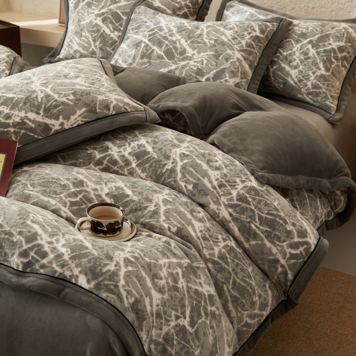 91家纺网 家纺一手货源 找家纺 寐绸家纺 2025新款牛奶绒染色雕花单被套 雕花被套-大理石纹