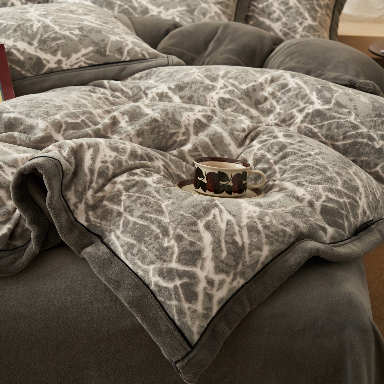 91家纺网 家纺一手货源 找家纺 寐绸家纺 2025新款牛奶绒染色雕花单被套 雕花被套-大理石纹