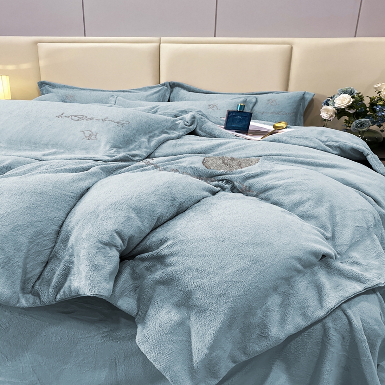 91家纺网 家纺一手货源 找家纺 玖玖爱家纺 2025新款高克重婴儿绒刺绣四件套-绮梦 绮梦-湖蓝