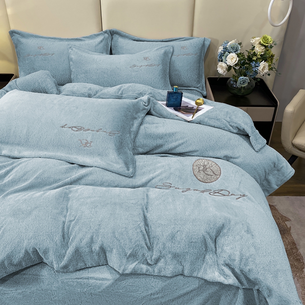 91家纺网 家纺一手货源 找家纺 玖玖爱家纺 2025新款高克重婴儿绒刺绣四件套-绮梦 绮梦-湖蓝