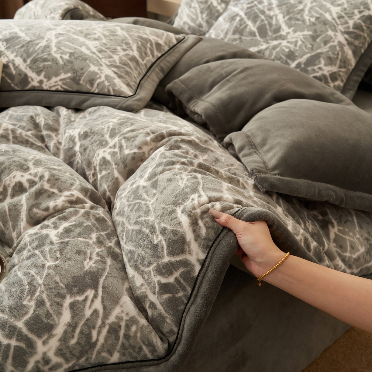 91家纺网 家纺一手货源 找家纺 寐绸家纺 2025新款牛奶绒染色雕花单被套 雕花被套-大理石纹