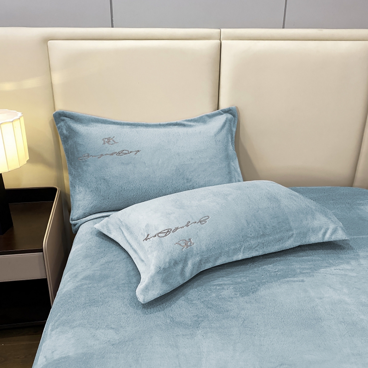 91家纺网 家纺一手货源 找家纺 玖玖爱家纺 2025新款高克重婴儿绒刺绣四件套-绮梦 绮梦-湖蓝