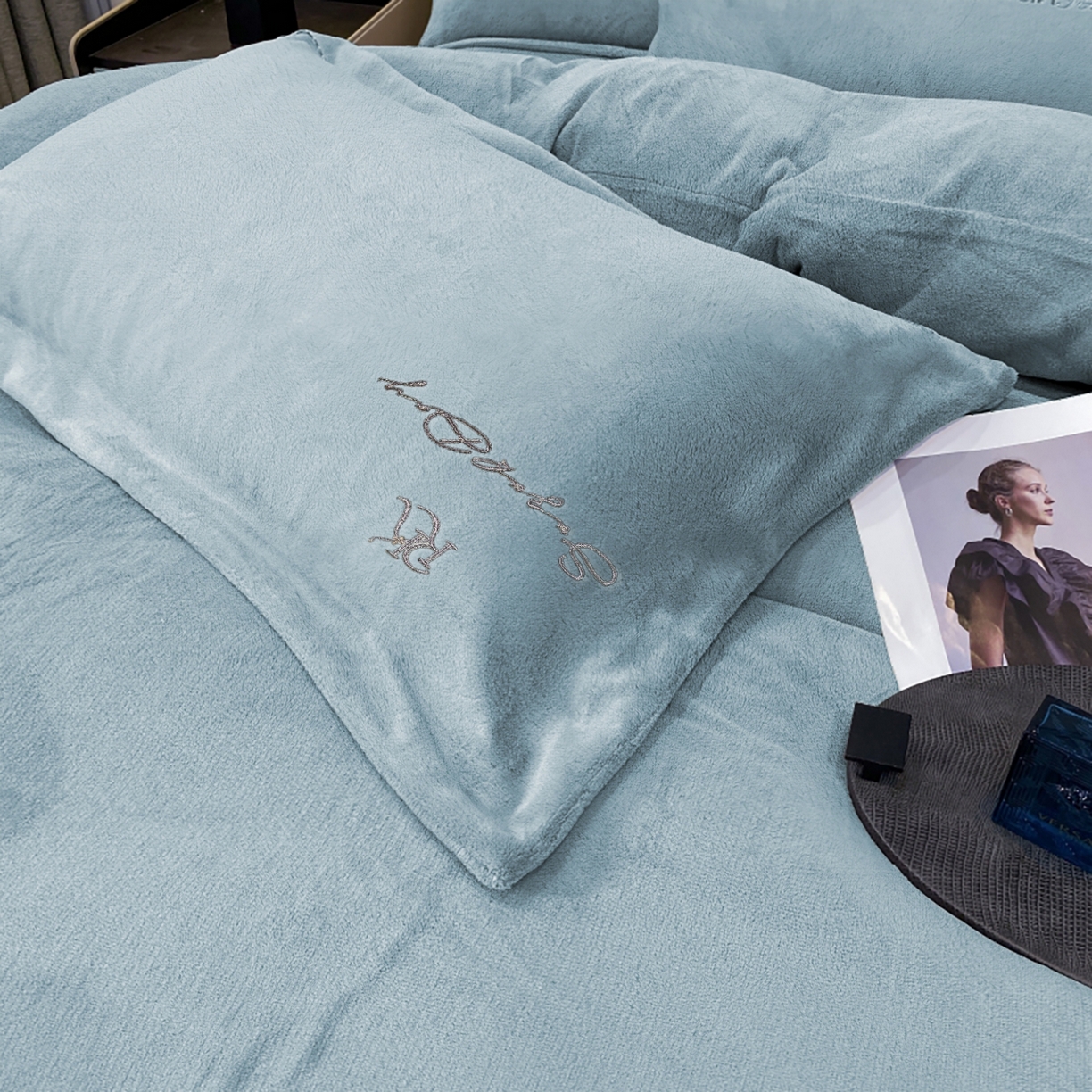 91家纺网 家纺一手货源 找家纺 玖玖爱家纺 2025新款高克重婴儿绒刺绣四件套-绮梦 绮梦-湖蓝