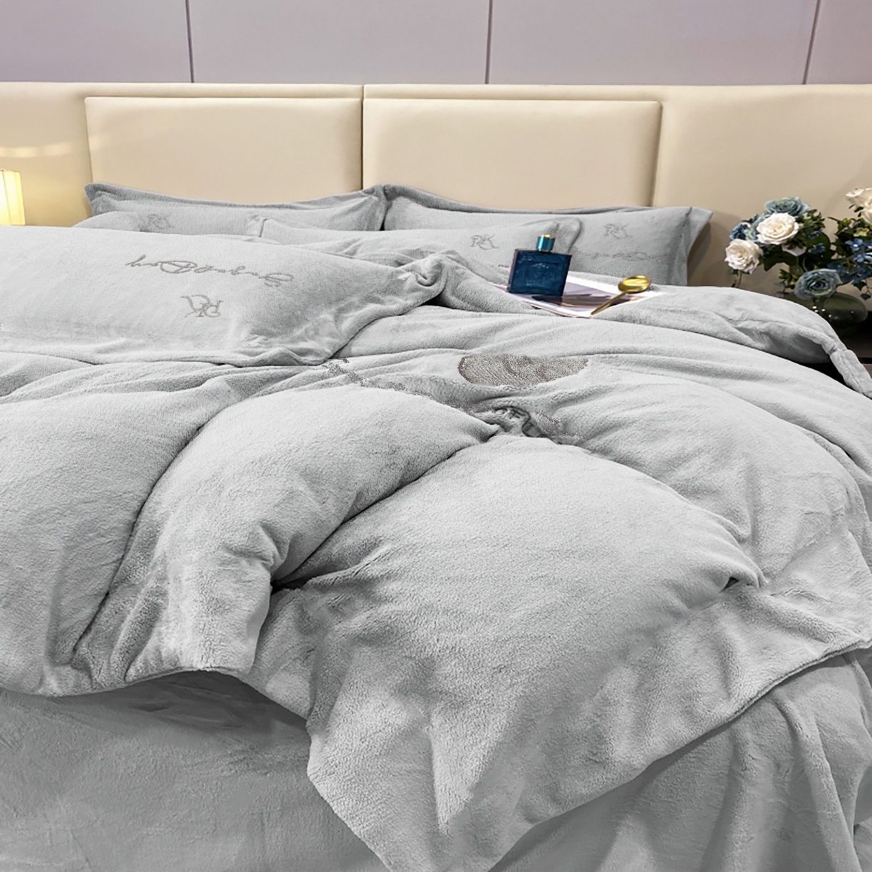 91家纺网 家纺一手货源 找家纺 玖玖爱家纺 2025新款高克重婴儿绒刺绣四件套-绮梦 绮梦-灰