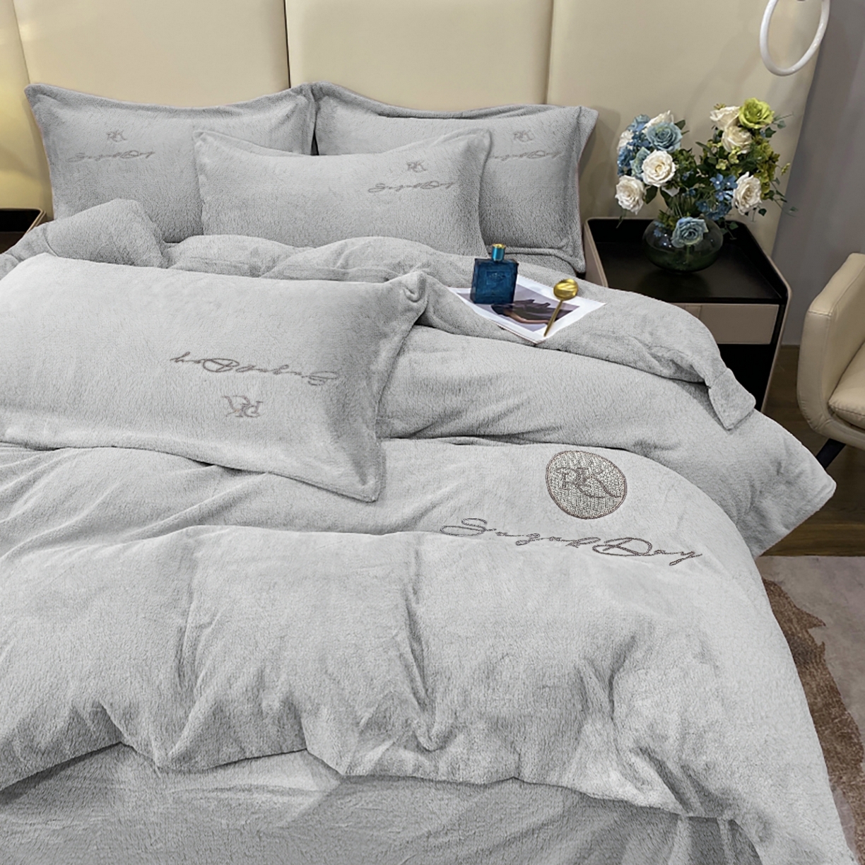 91家纺网 家纺一手货源 找家纺 玖玖爱家纺 2025新款高克重婴儿绒刺绣四件套-绮梦 绮梦-灰