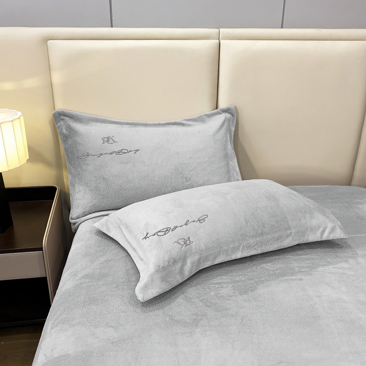 91家纺网 家纺一手货源 找家纺 玖玖爱家纺 2025新款高克重婴儿绒刺绣四件套-绮梦 绮梦-灰