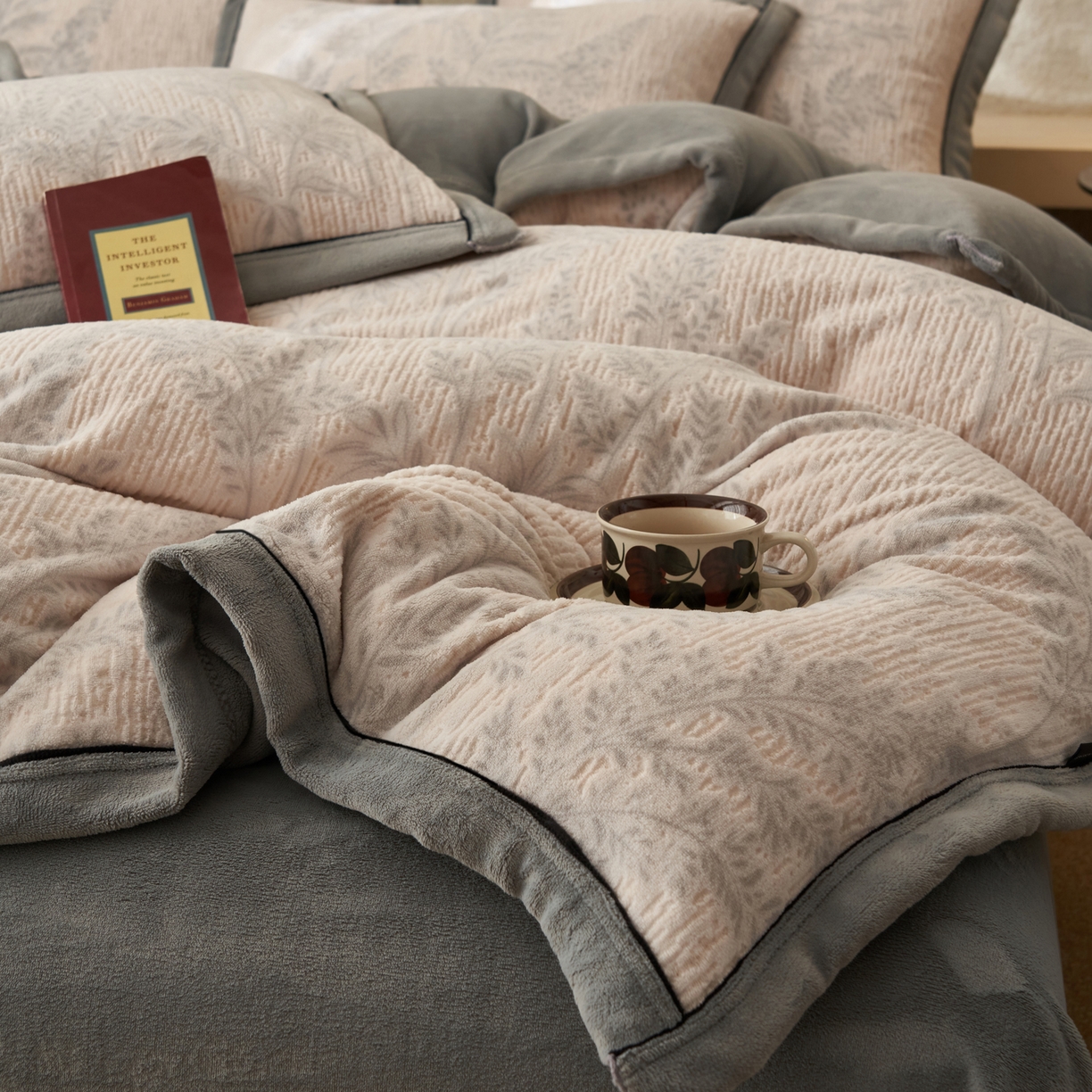 91家纺网 家纺一手货源 找家纺 寐绸家纺 2025新款牛奶绒染色雕花单被套 雕花被套-浮生