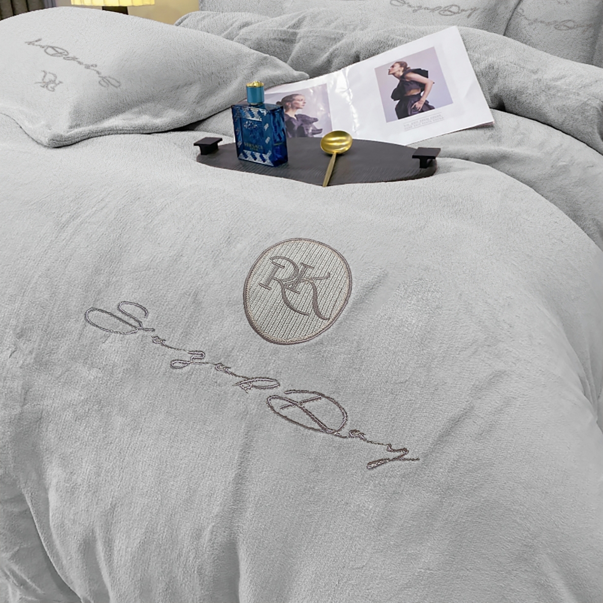 91家纺网 家纺一手货源 找家纺 玖玖爱家纺 2025新款高克重婴儿绒刺绣四件套-绮梦 绮梦-灰