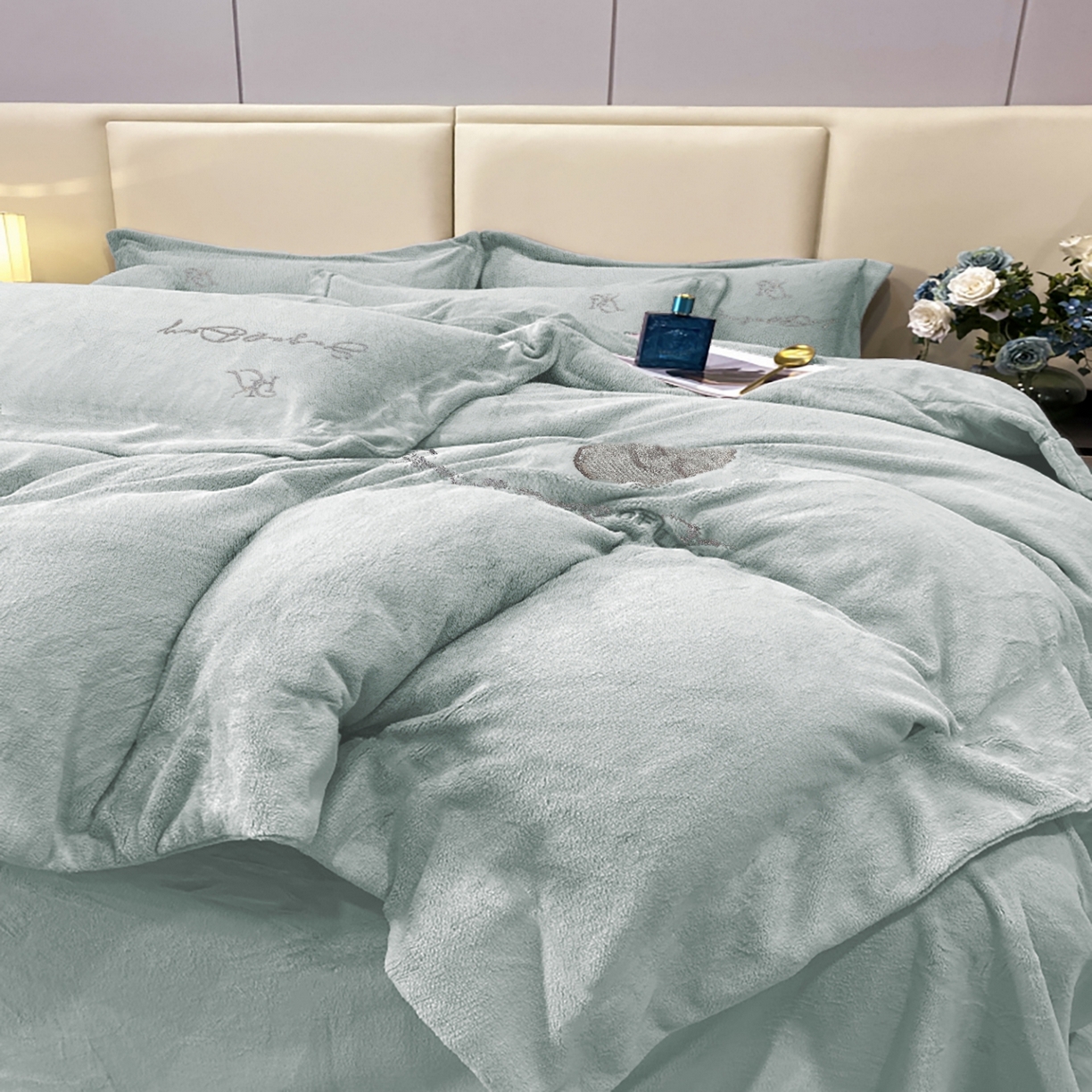 91家纺网 家纺一手货源 找家纺 玖玖爱家纺 2025新款高克重婴儿绒刺绣四件套-绮梦 绮梦-灰绿