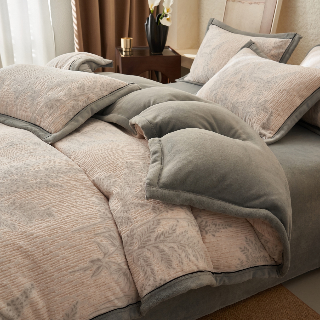 91家纺网 家纺一手货源 找家纺 寐绸家纺 2025新款牛奶绒染色雕花单被套 雕花被套-浮生