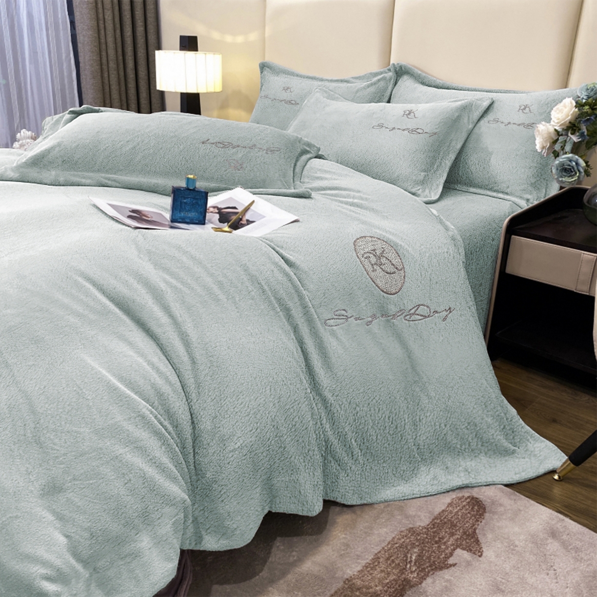 91家纺网 家纺一手货源 找家纺 玖玖爱家纺 2025新款高克重婴儿绒刺绣四件套-绮梦 绮梦-灰绿