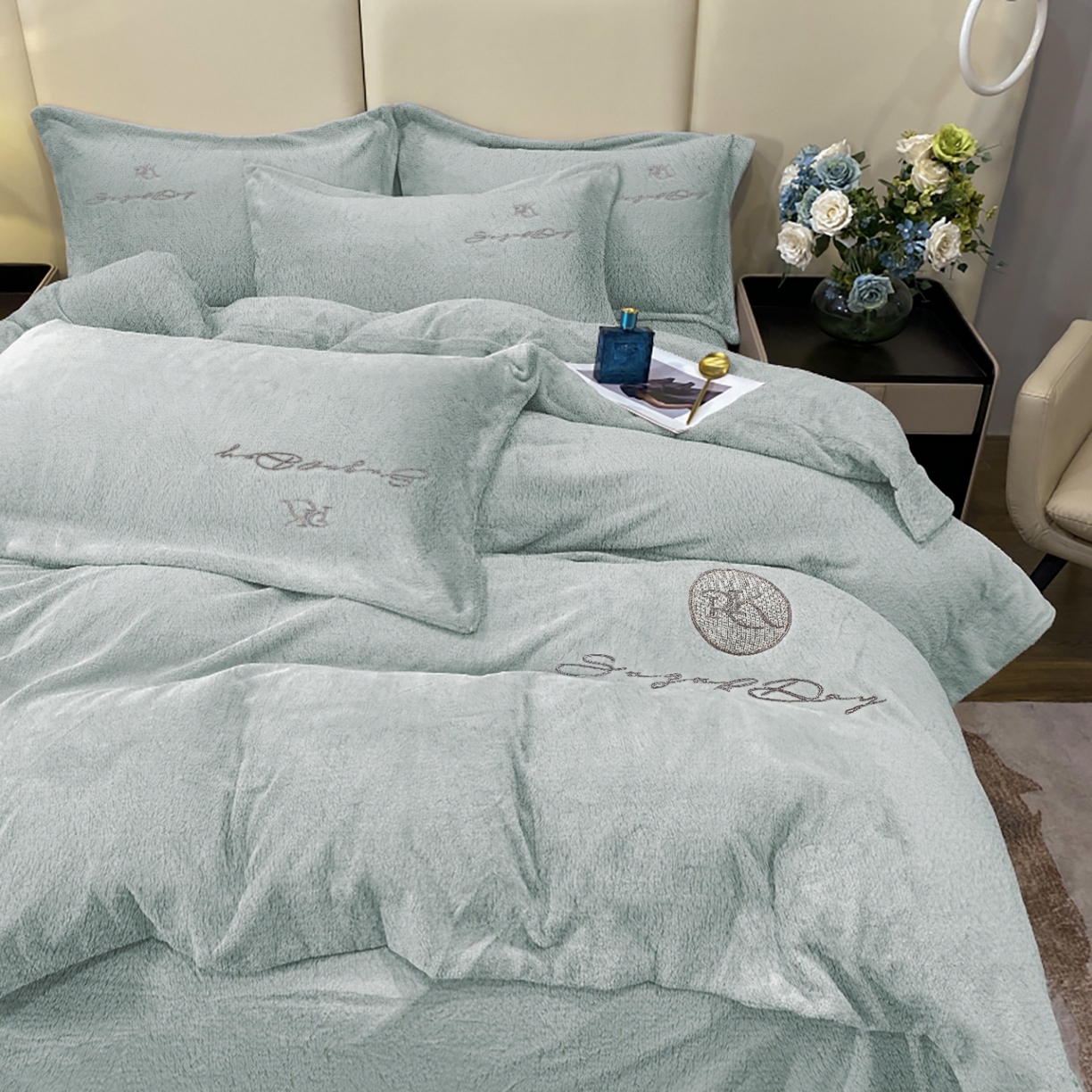 91家纺网 家纺一手货源 找家纺 玖玖爱家纺 2025新款高克重婴儿绒刺绣四件套-绮梦 绮梦-灰绿