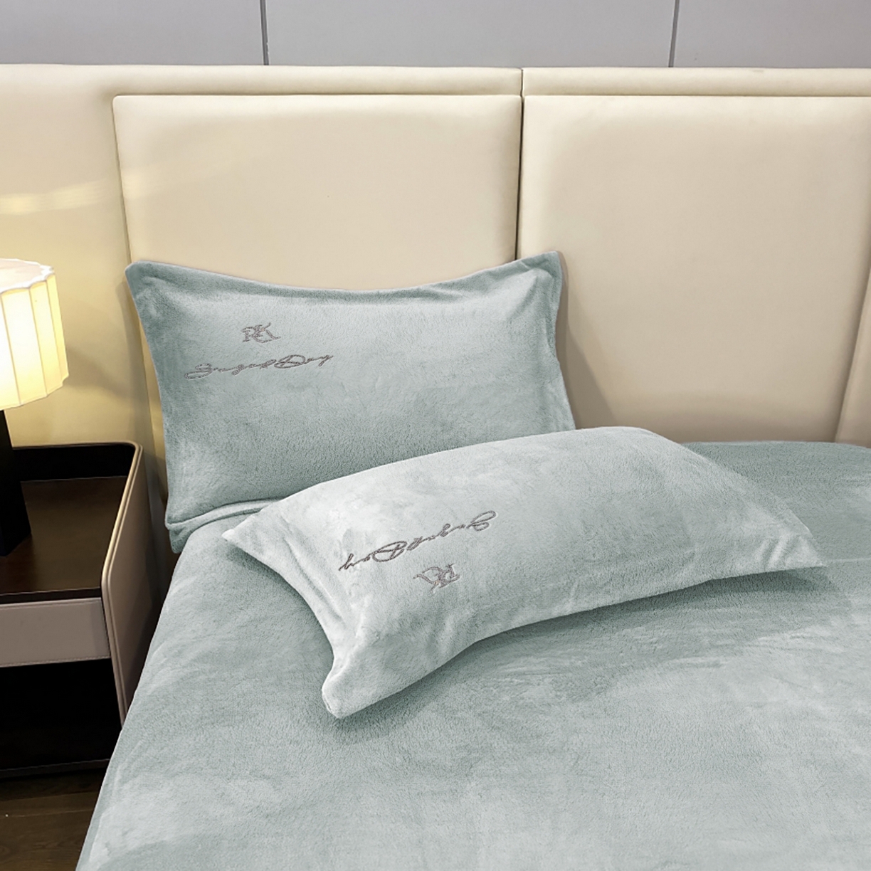 91家纺网 家纺一手货源 找家纺 玖玖爱家纺 2025新款高克重婴儿绒刺绣四件套-绮梦 绮梦-灰绿