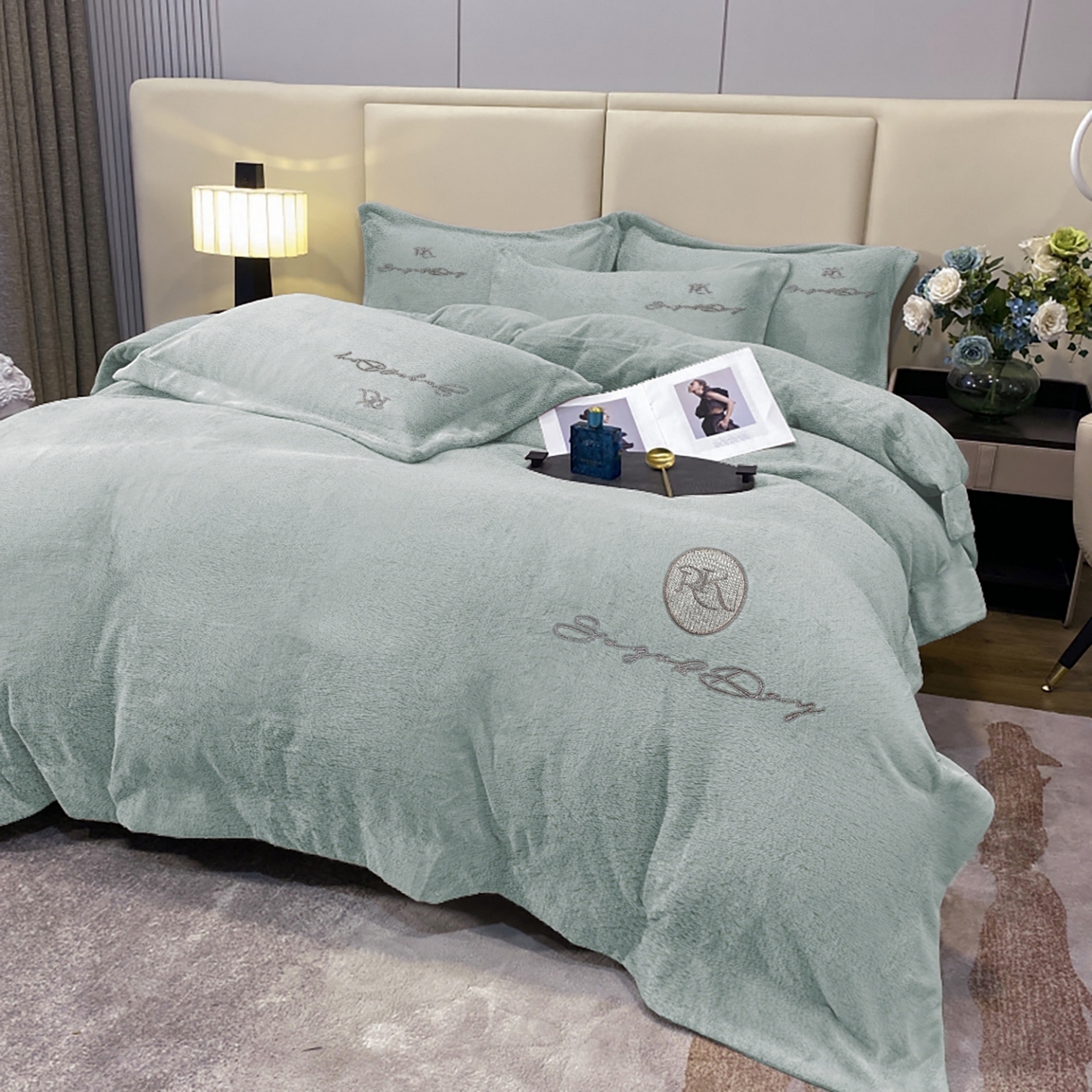 91家纺网 家纺一手货源 找家纺 玖玖爱家纺 2025新款高克重婴儿绒刺绣四件套-绮梦 绮梦-灰绿