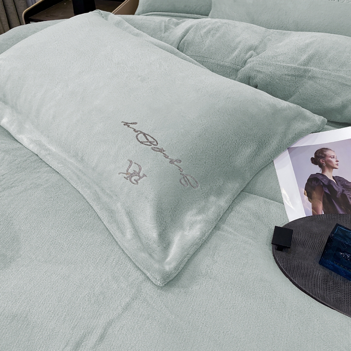 91家纺网 家纺一手货源 找家纺 玖玖爱家纺 2025新款高克重婴儿绒刺绣四件套-绮梦 绮梦-灰绿