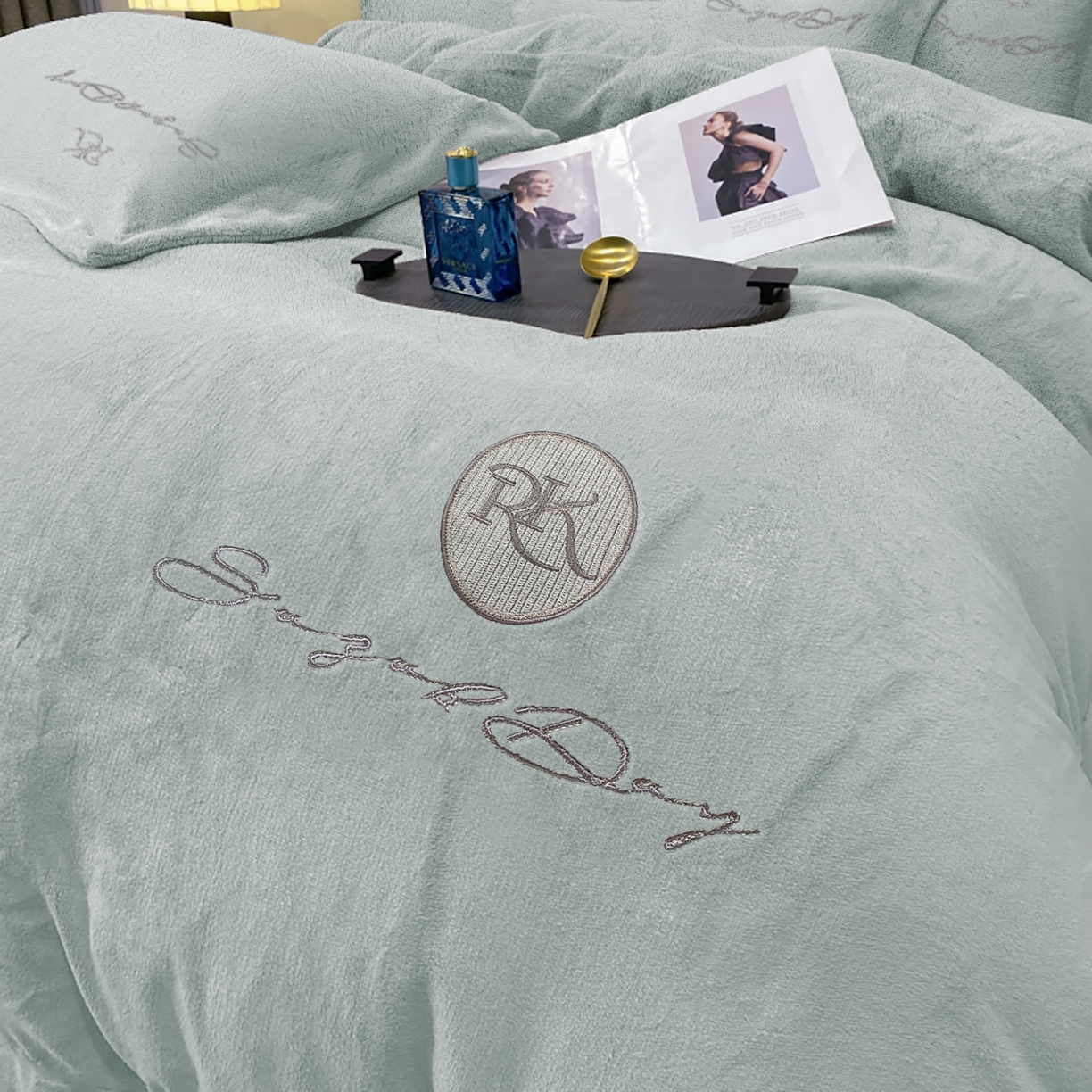 91家纺网 家纺一手货源 找家纺 玖玖爱家纺 2025新款高克重婴儿绒刺绣四件套-绮梦 绮梦-灰绿