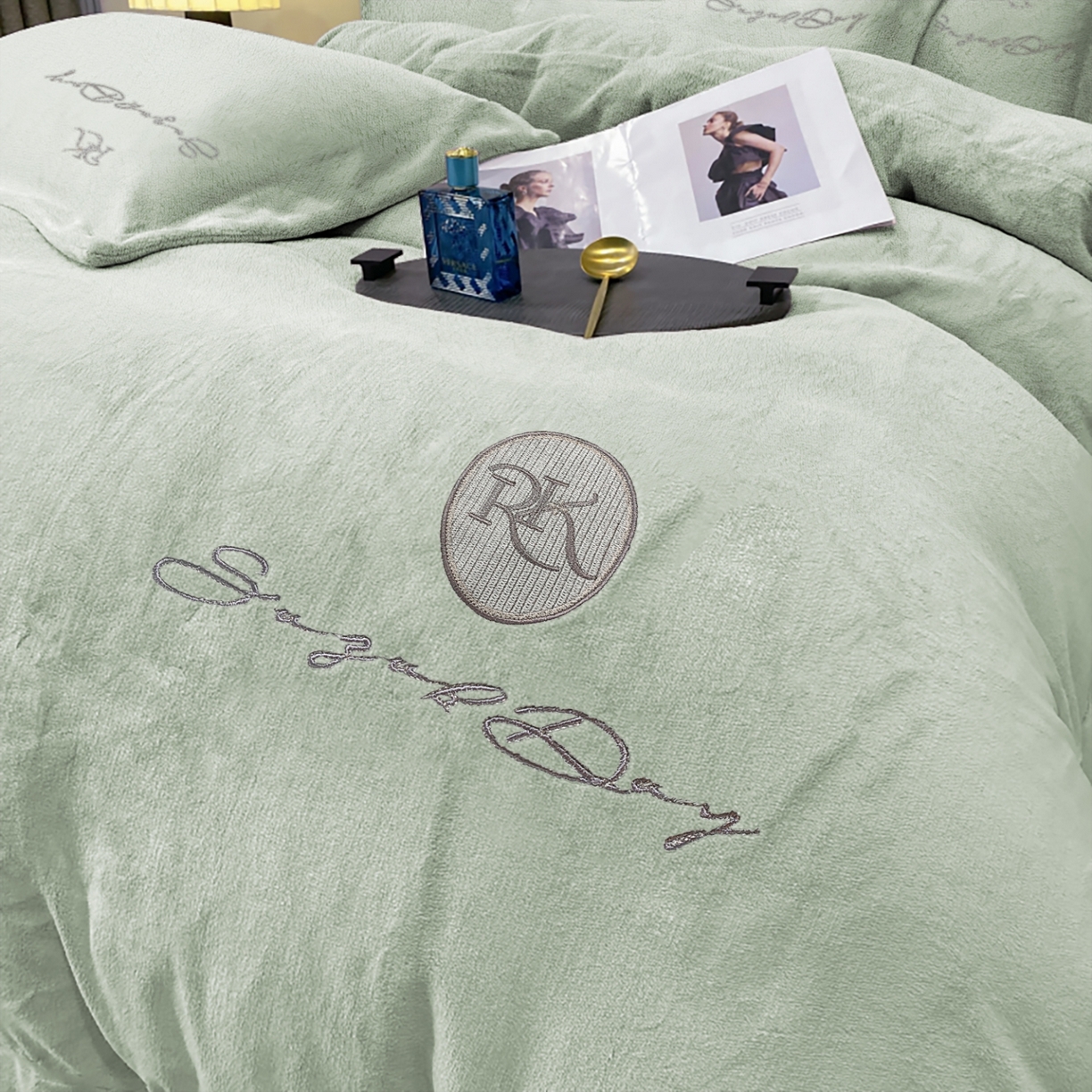 91家纺网 家纺一手货源 找家纺 玖玖爱家纺 2025新款高克重婴儿绒刺绣四件套-绮梦 绮梦-新绿