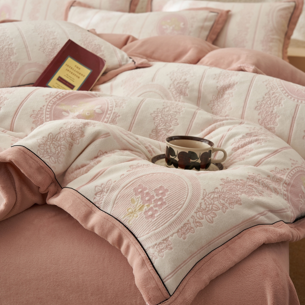 91家纺网 家纺一手货源 找家纺 寐绸家纺 2025新款牛奶绒染色雕花单被套 雕花被套-花境