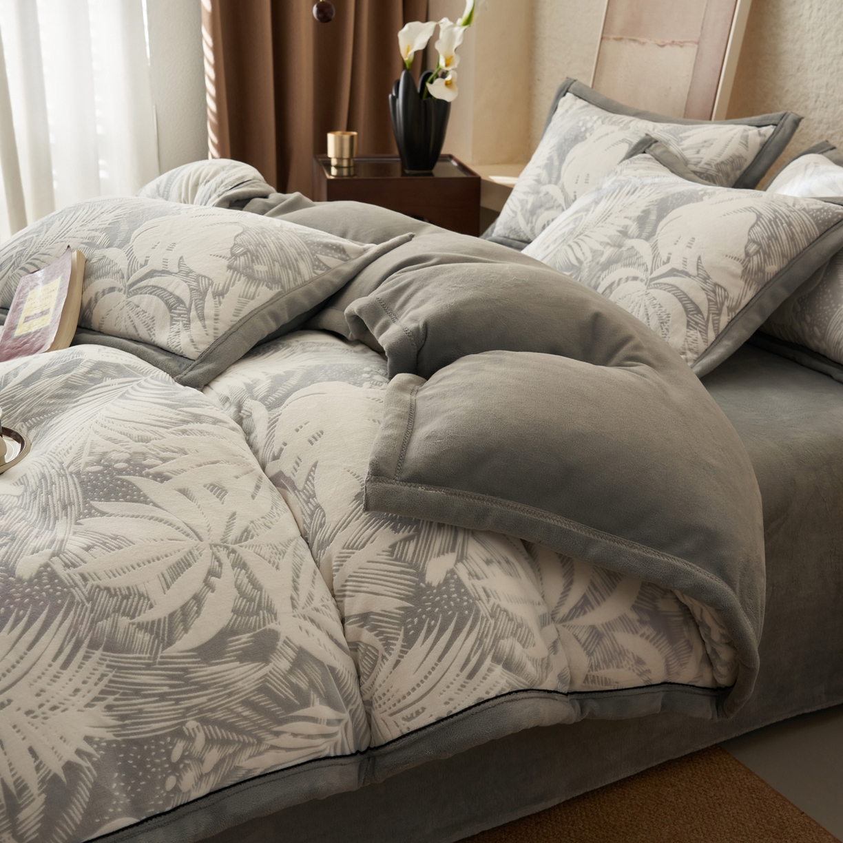 91家纺网 家纺一手货源 找家纺 寐绸家纺 2025新款牛奶绒染色雕花单被套 雕花被套-漫步花庭