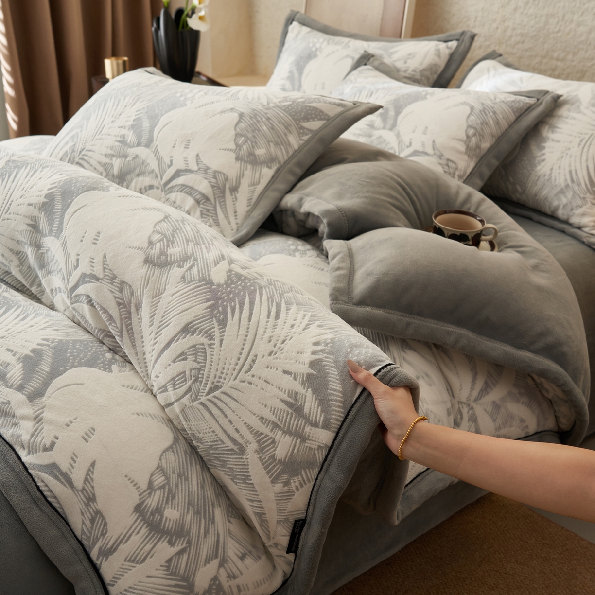 91家纺网 家纺一手货源 找家纺 寐绸家纺 2025新款牛奶绒染色雕花单被套 雕花被套-漫步花庭