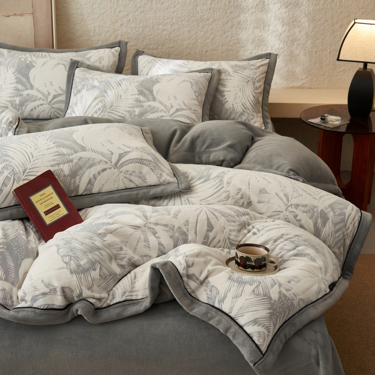 91家纺网 家纺一手货源 找家纺 寐绸家纺 2025新款牛奶绒染色雕花单被套 雕花被套-漫步花庭