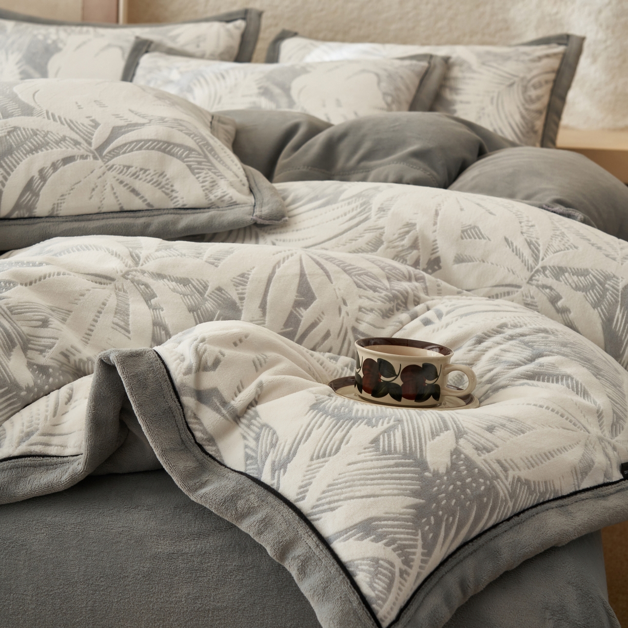 91家纺网 家纺一手货源 找家纺 寐绸家纺 2025新款牛奶绒染色雕花单被套 雕花被套-漫步花庭