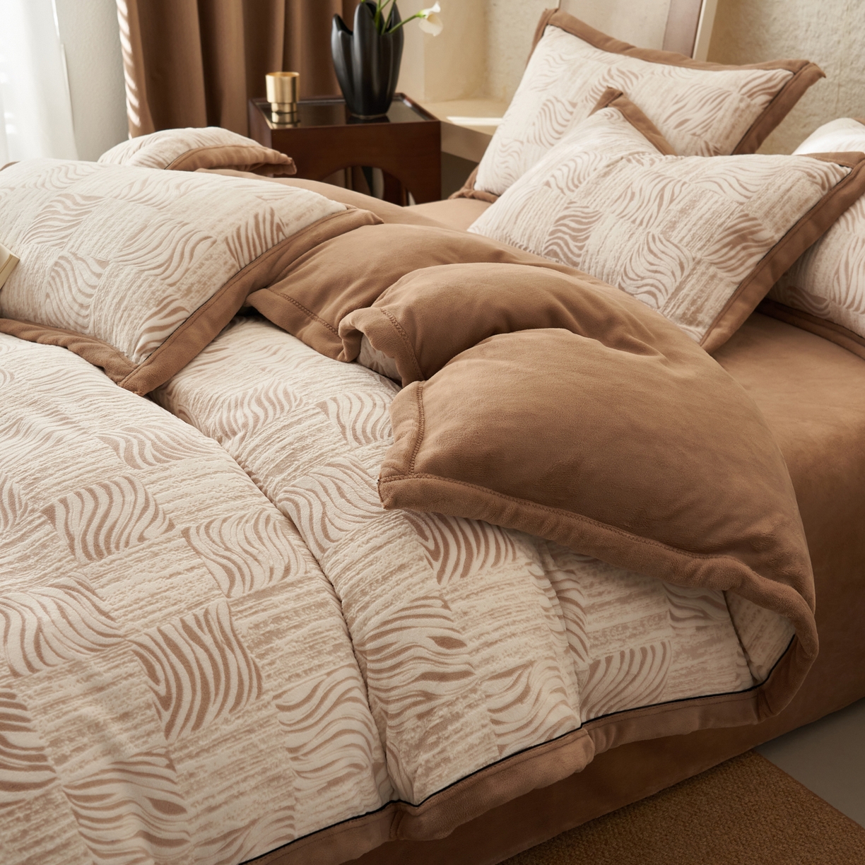 91家纺网 家纺一手货源 找家纺 寐绸家纺 2025新款牛奶绒染色雕花单被套 雕花被套-曲线肌理