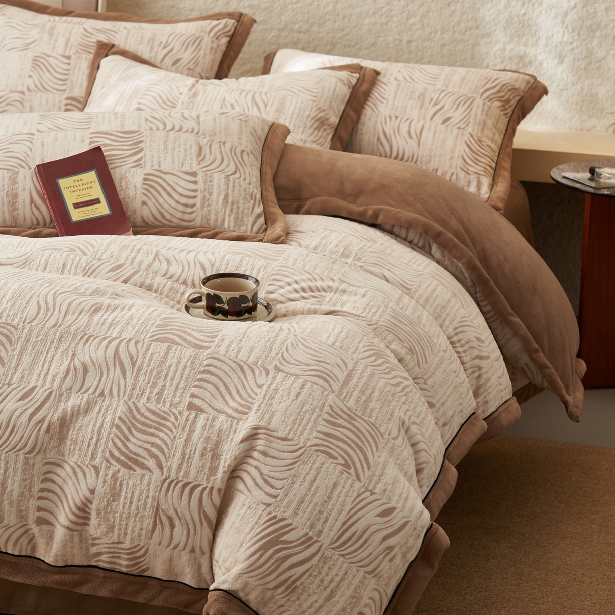 91家纺网 家纺一手货源 找家纺 寐绸家纺 2025新款牛奶绒染色雕花单被套 雕花被套-曲线肌理