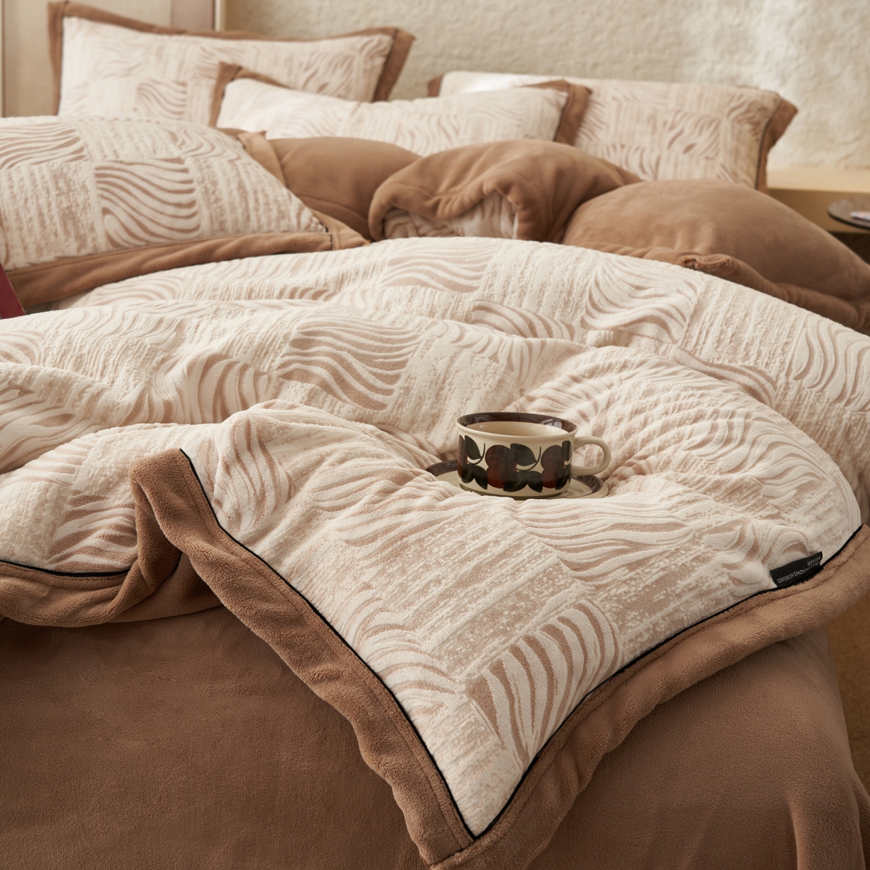 91家纺网 家纺一手货源 找家纺 寐绸家纺 2025新款牛奶绒染色雕花单被套 雕花被套-曲线肌理