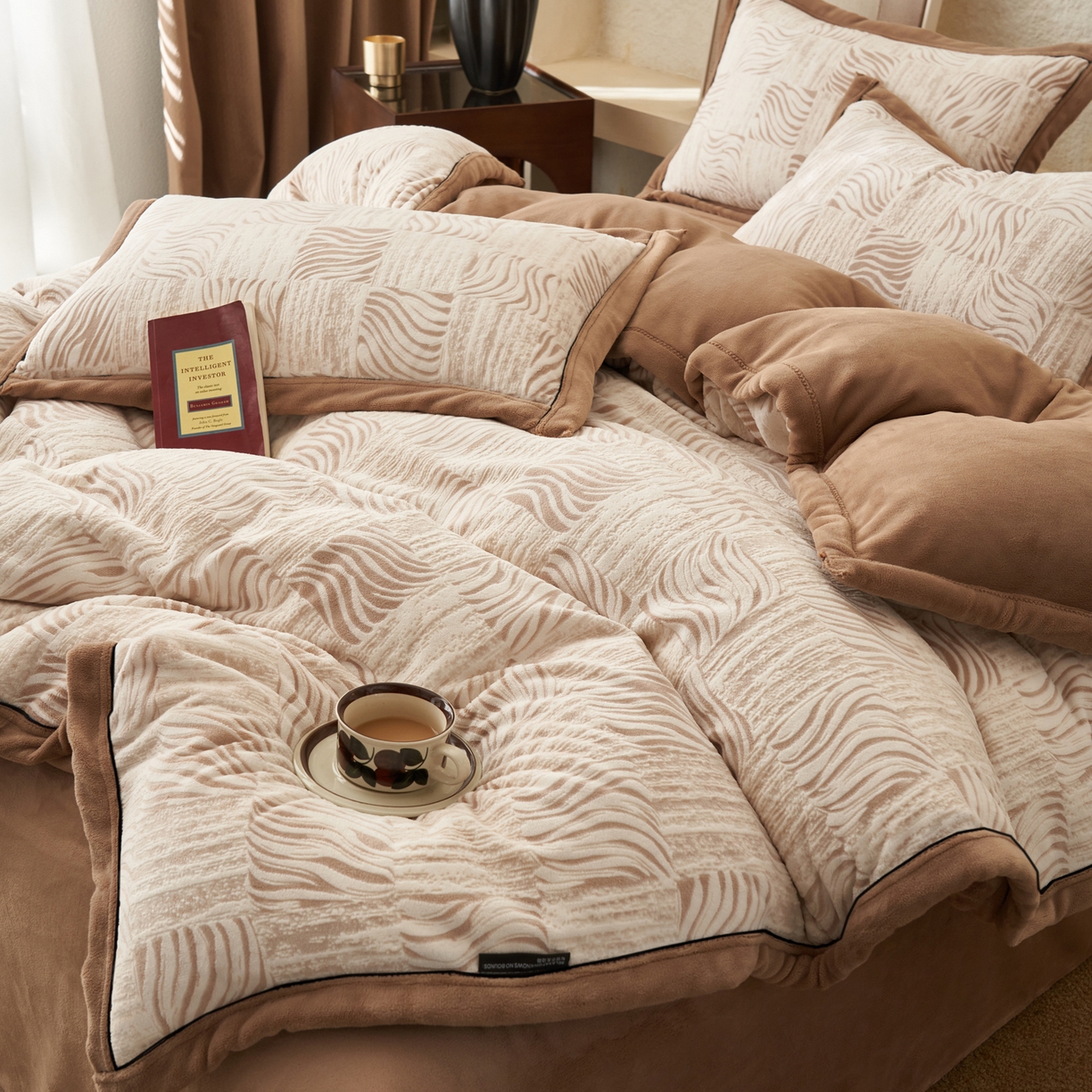 91家纺网 家纺一手货源 找家纺 寐绸家纺 2025新款牛奶绒染色雕花单被套 雕花被套-曲线肌理