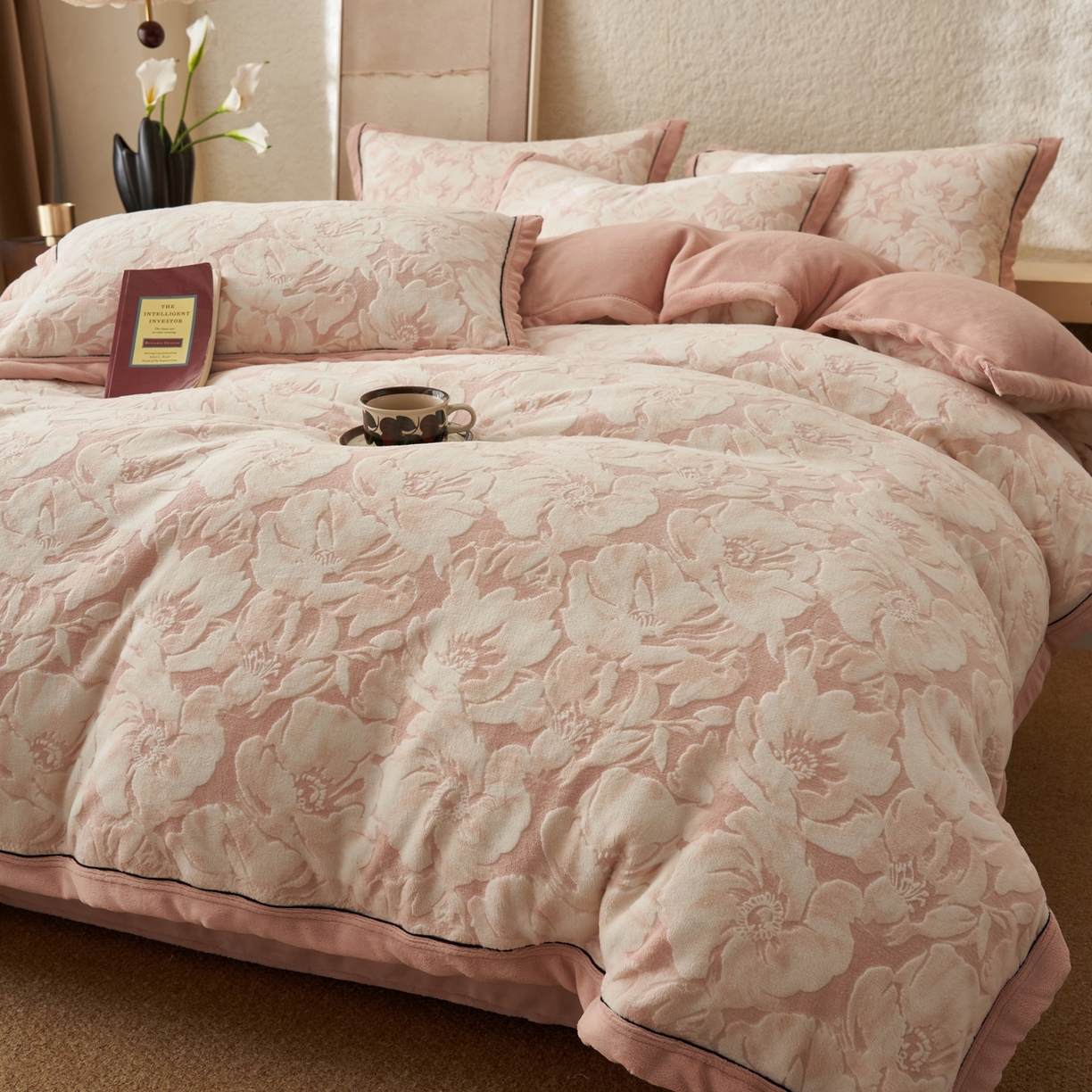 91家纺网 家纺一手货源 找家纺 寐绸家纺 2025新款牛奶绒染色雕花单被套 雕花被套-绽放