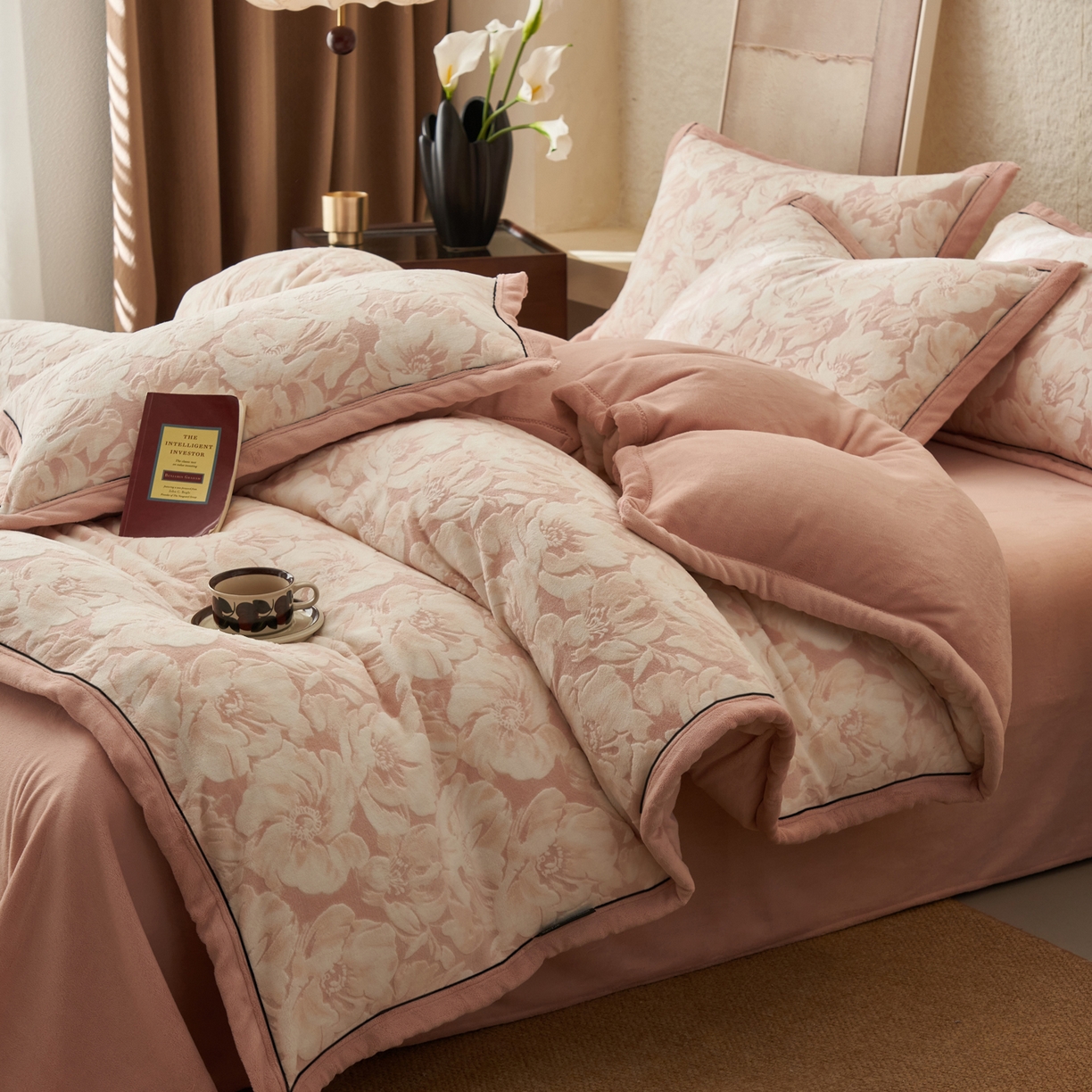 91家纺网 家纺一手货源 找家纺 寐绸家纺 2025新款牛奶绒染色雕花单被套 雕花被套-绽放