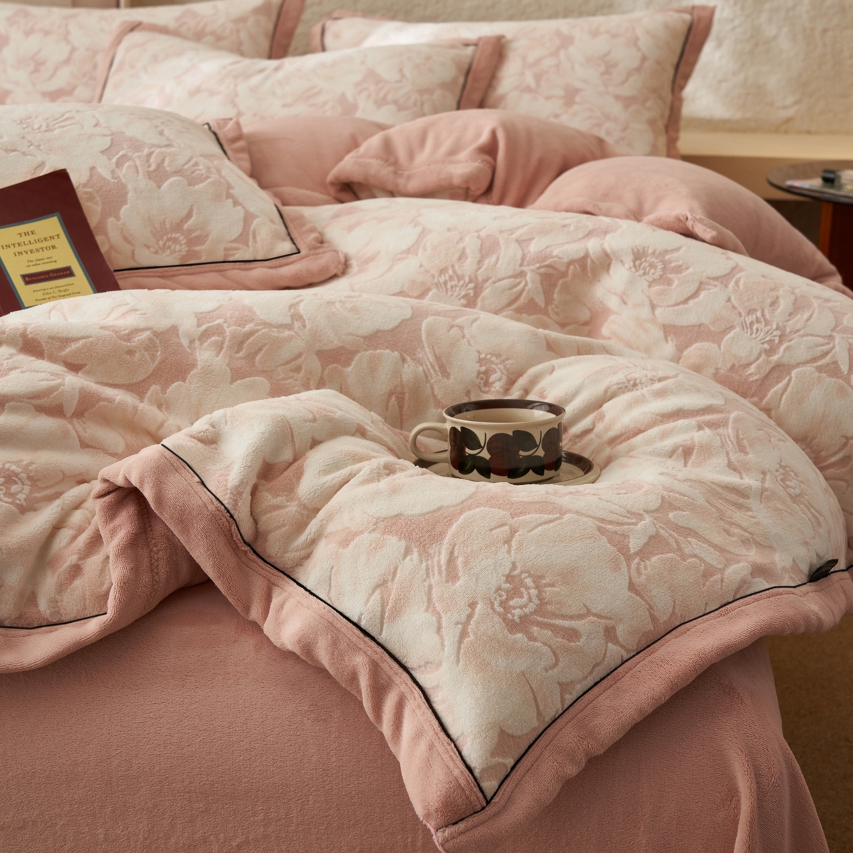 91家纺网 家纺一手货源 找家纺 寐绸家纺 2025新款牛奶绒染色雕花单被套 雕花被套-绽放