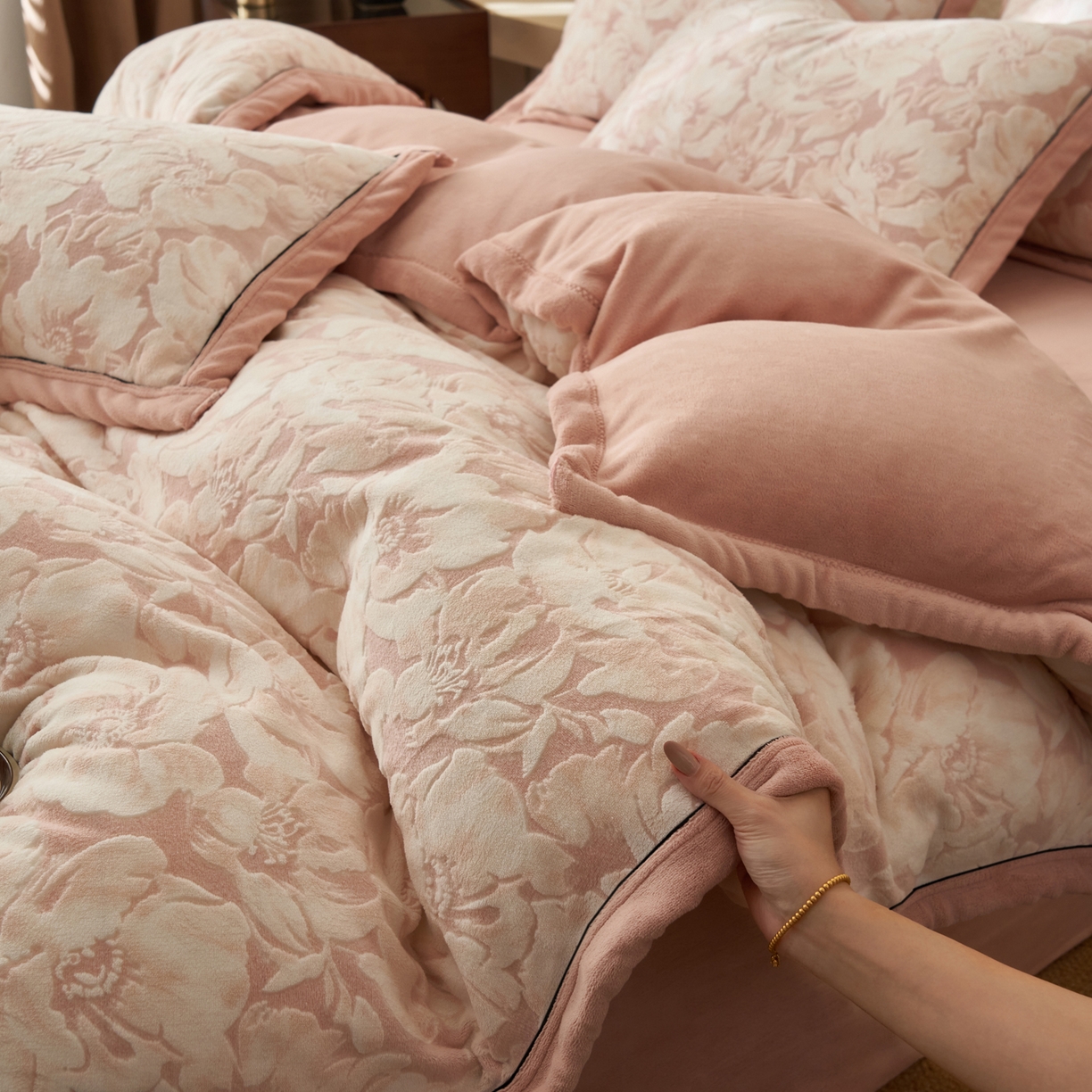 91家纺网 家纺一手货源 找家纺 寐绸家纺 2025新款牛奶绒染色雕花单被套 雕花被套-绽放