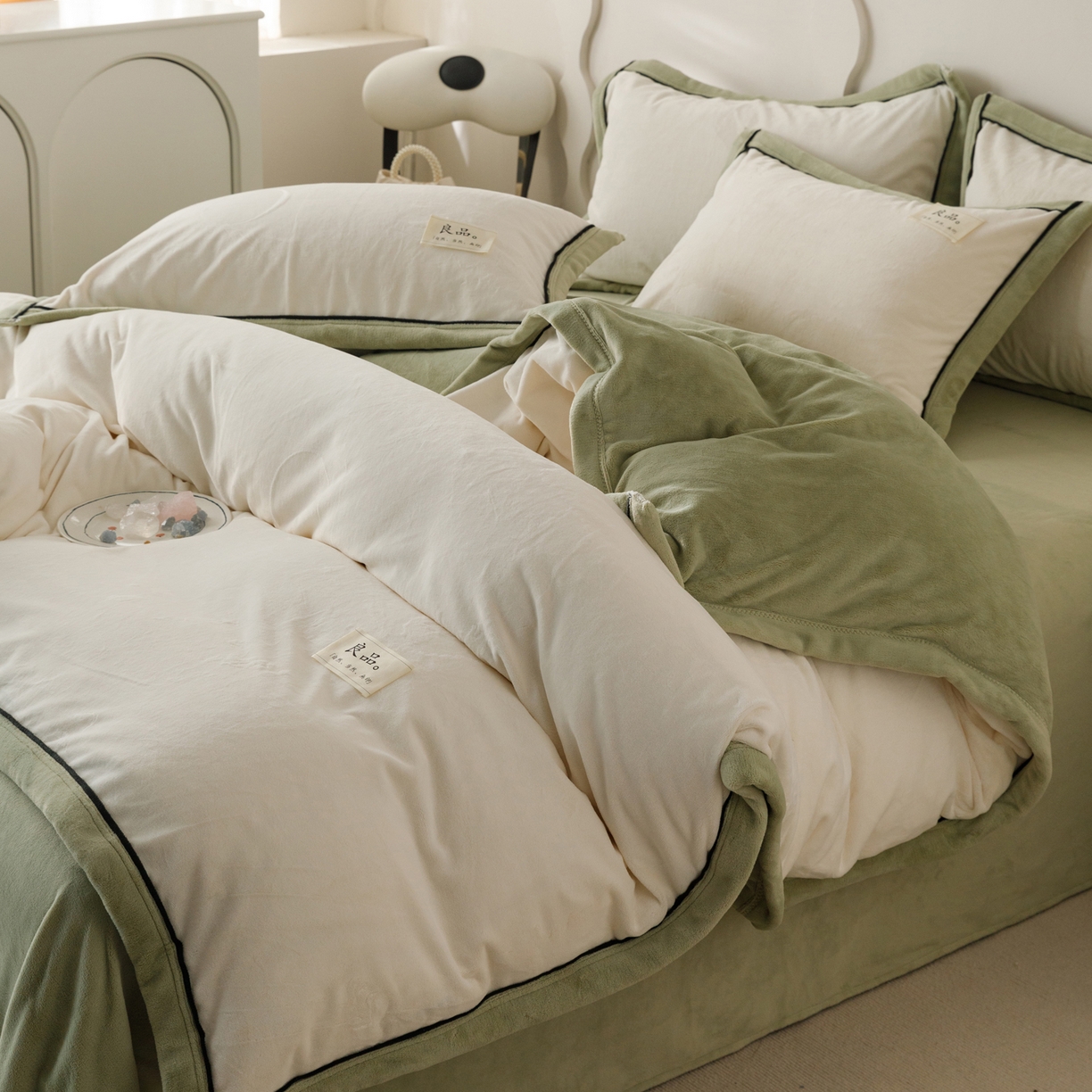 91家纺网 家纺一手货源 找家纺 寐绸家纺 2025新款纯棉水洗棉极简风贝克边大豆纤维夏被四件套 浅蓝+杏色