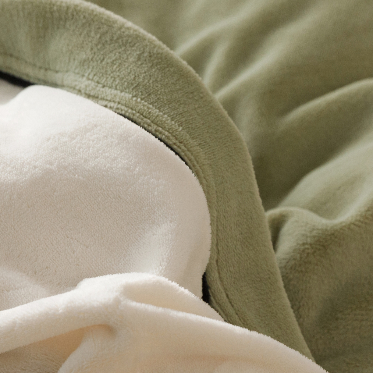 91家纺网 家纺一手货源 找家纺 寐绸家纺 2025新款牛奶绒双拼单被套 双拼被套-米白+浅水绿