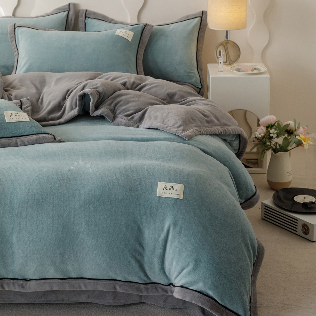 91家纺网 家纺一手货源 找家纺 寐绸家纺 2025新款牛奶绒双拼单被套 双拼被套-宾利蓝+浅灰
