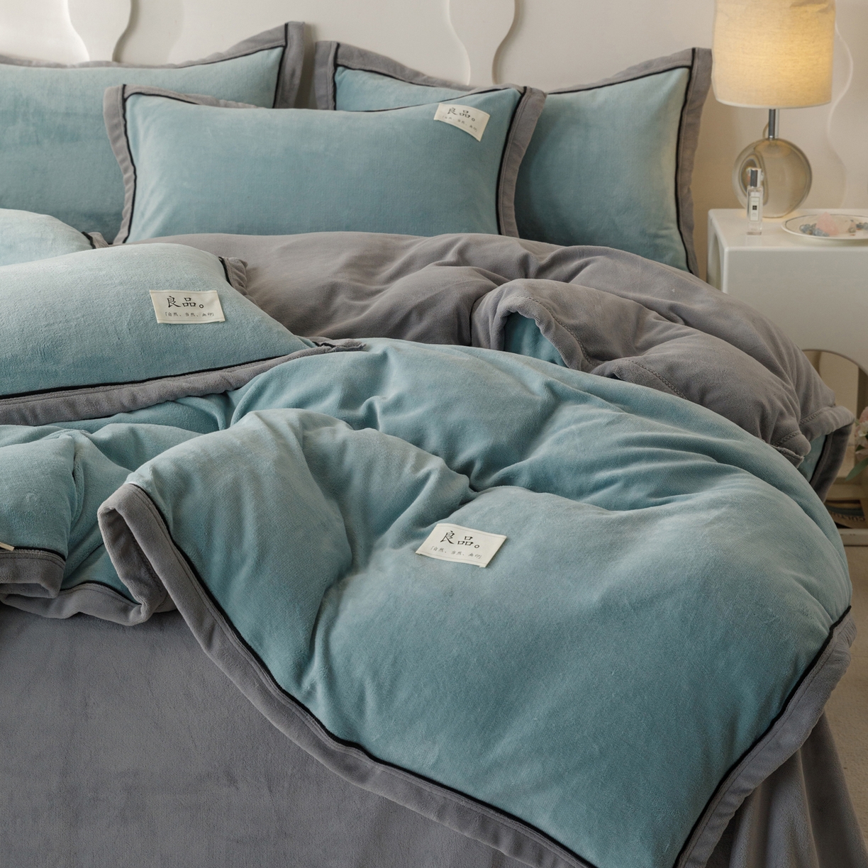 91家纺网 家纺一手货源 找家纺 寐绸家纺 2025新款牛奶绒双拼单被套 双拼被套-宾利蓝+浅灰