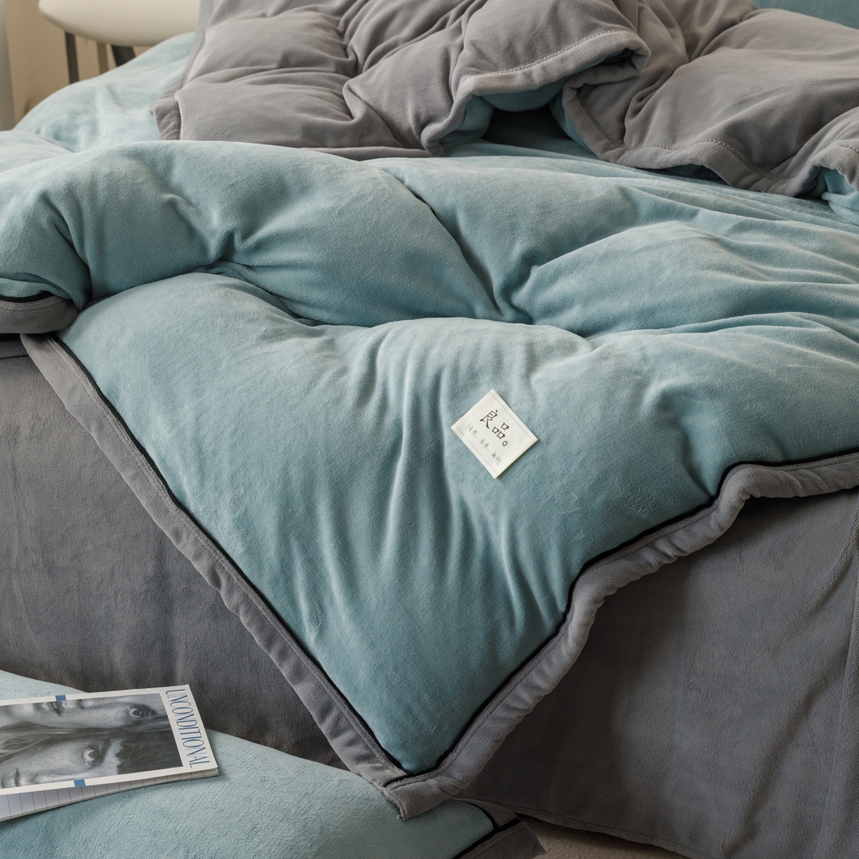 91家纺网 家纺一手货源 找家纺 寐绸家纺 2025新款牛奶绒双拼单被套 双拼被套-宾利蓝+浅灰