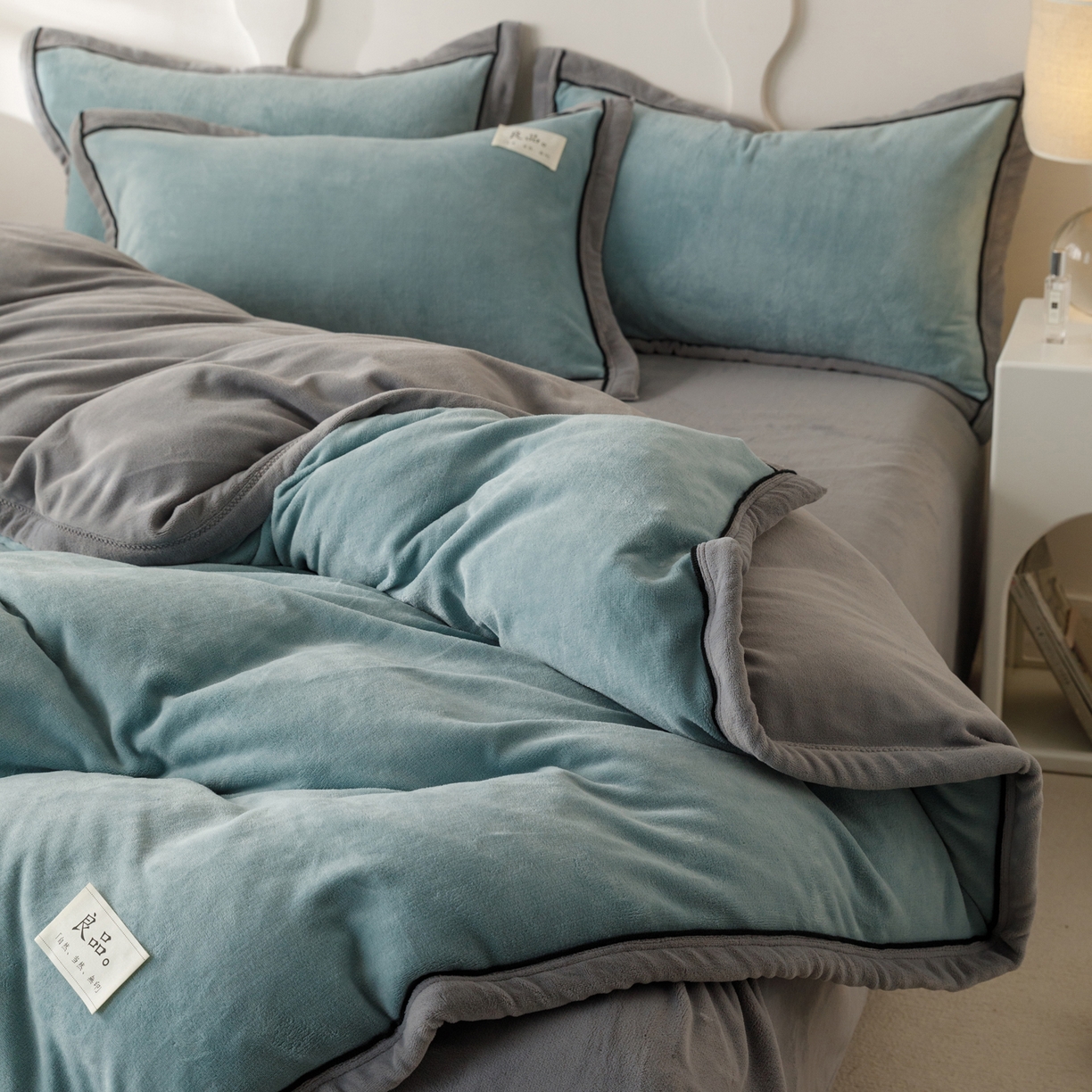 91家纺网 家纺一手货源 找家纺 寐绸家纺 2025新款牛奶绒双拼单被套 双拼被套-宾利蓝+浅灰