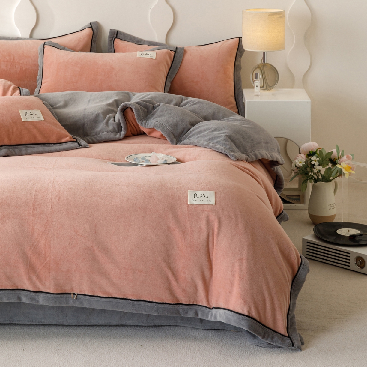 91家纺网 家纺一手货源 找家纺 寐绸家纺 2025新款牛奶绒双拼单被套 双拼被套-豆沙+浅灰